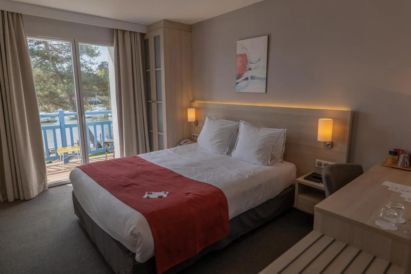 Photo of the whole room, Bed in Best Western Plus Le Roof Vannes Bord de Mer