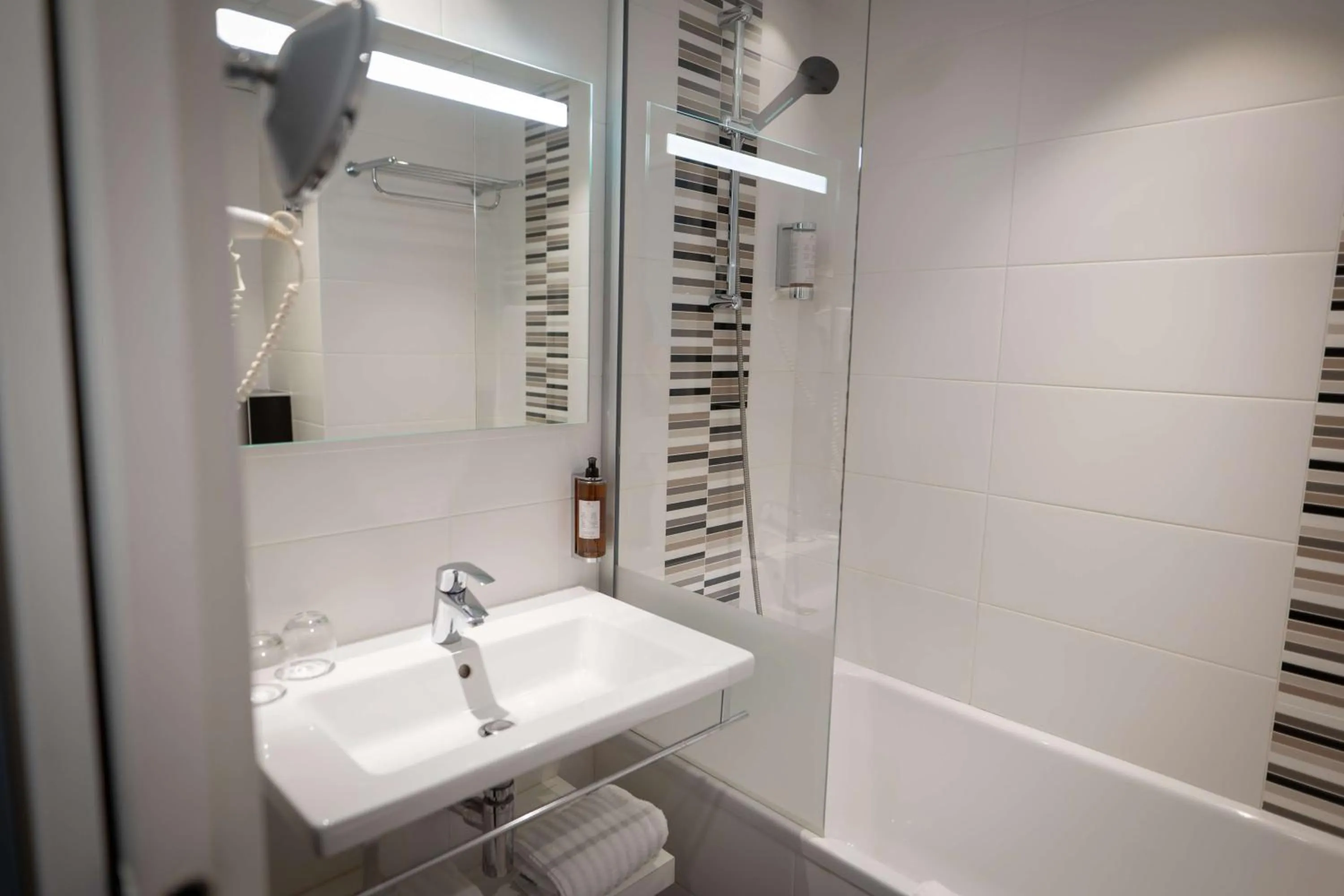 Photo of the whole room in Best Western Plus Le Roof Vannes Bord de Mer