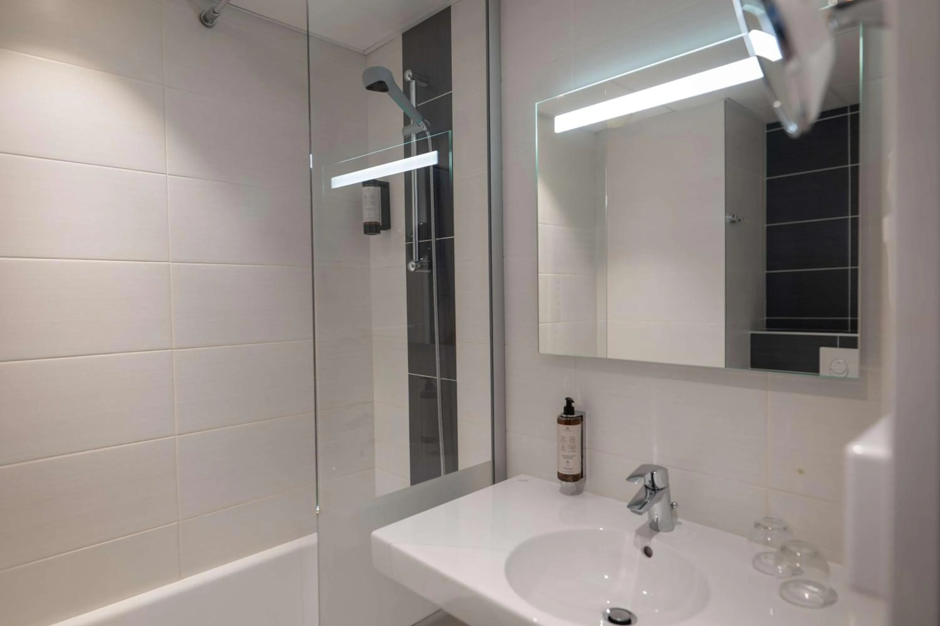 Photo of the whole room in Best Western Plus Le Roof Vannes Bord de Mer