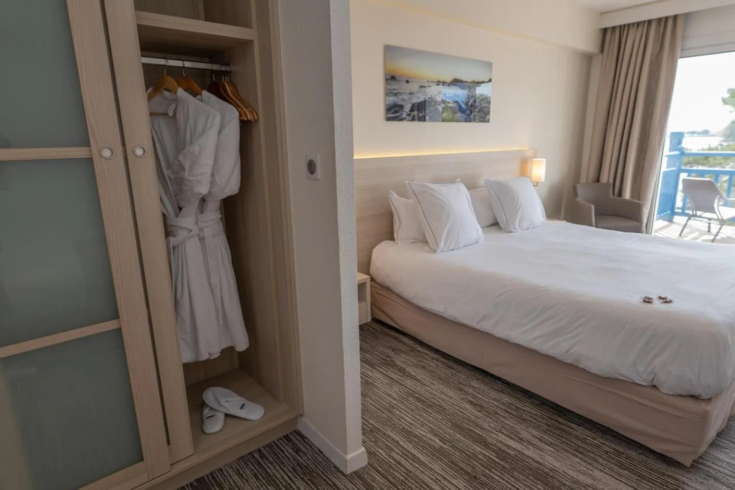 Photo of the whole room, Bed in Best Western Plus Le Roof Vannes Bord de Mer