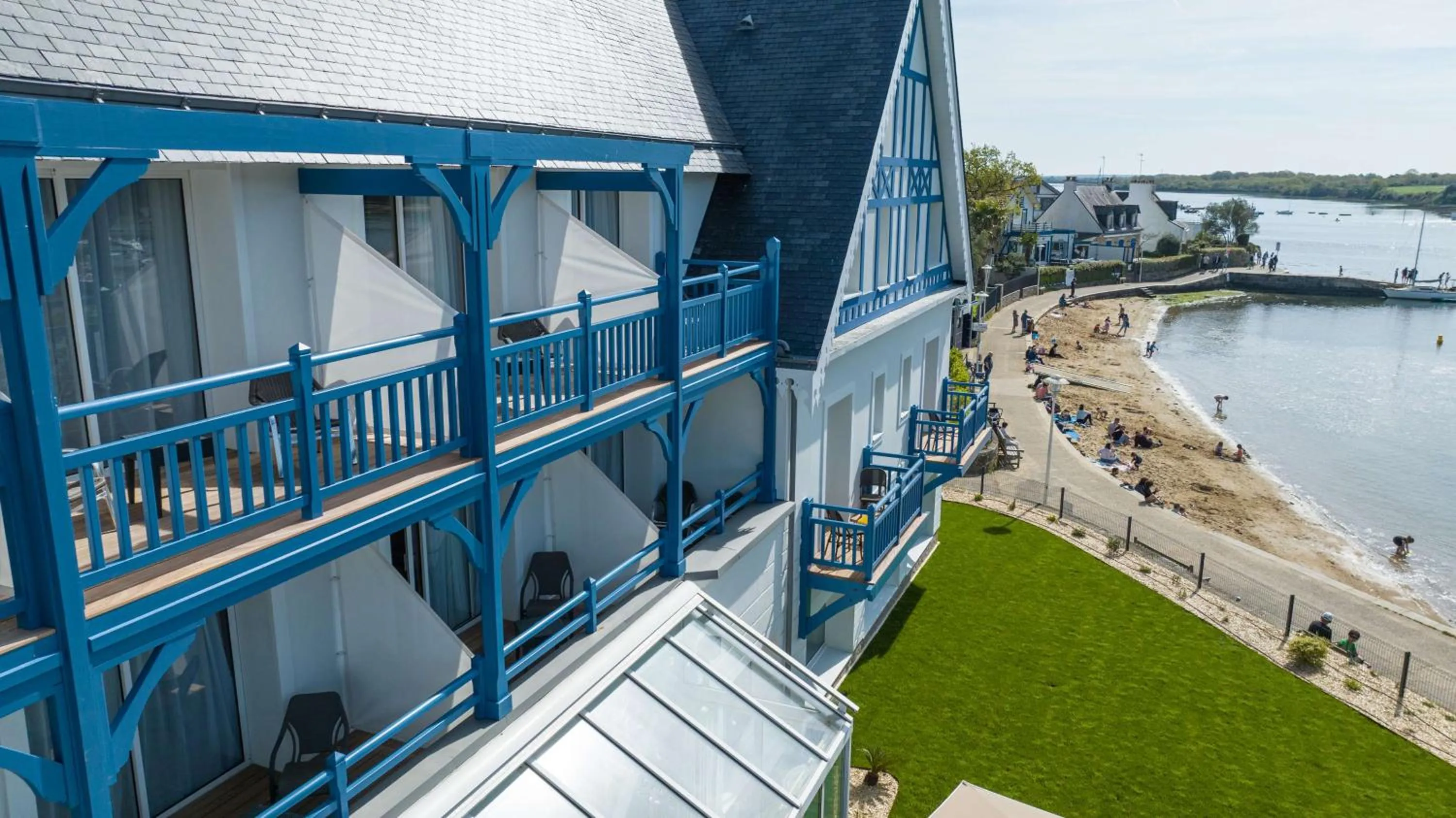 Beach in Best Western Plus Le Roof Vannes Bord de Mer