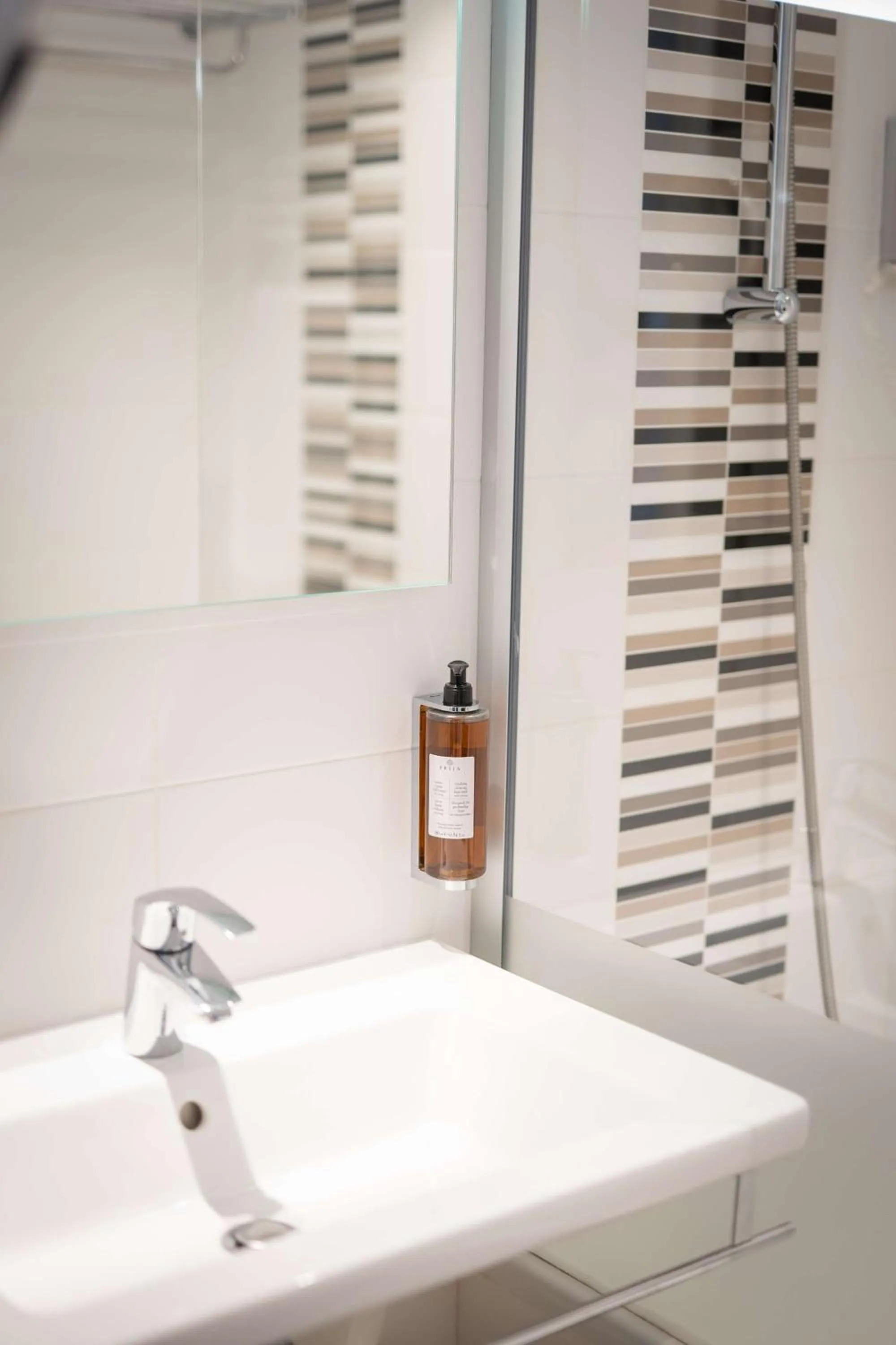 Photo of the whole room in Best Western Plus Le Roof Vannes Bord de Mer