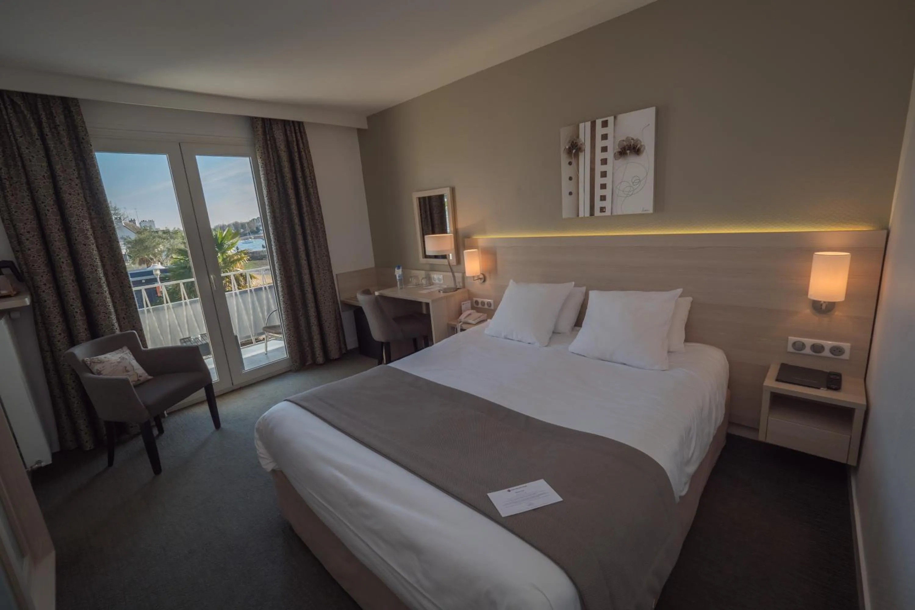 Bedroom, Bed in Best Western Plus Le Roof Vannes Bord de Mer