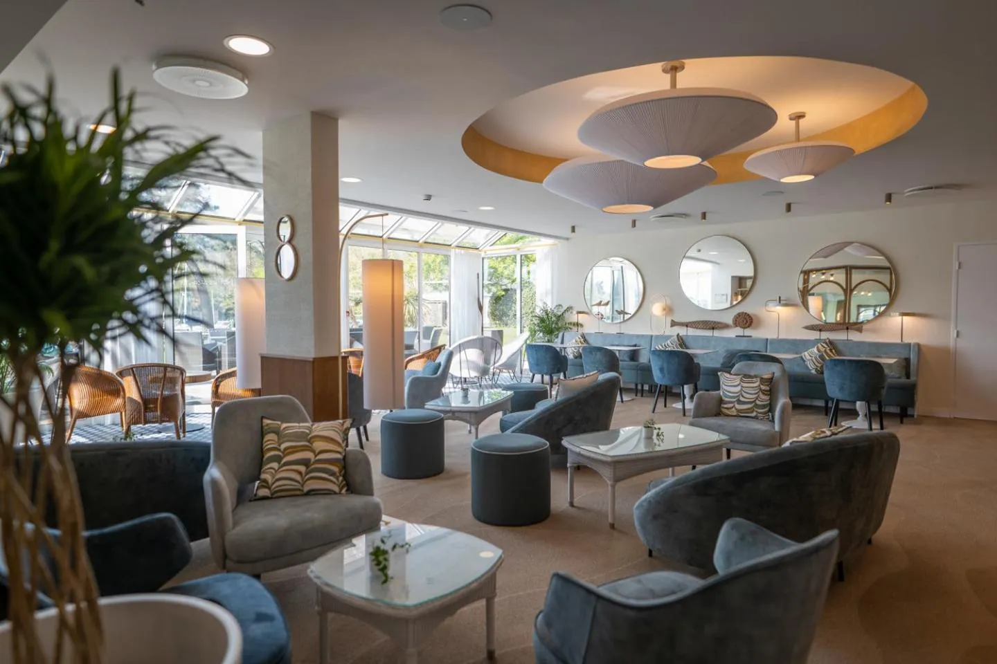 Lounge or bar in Best Western Plus Le Roof Vannes Bord de Mer