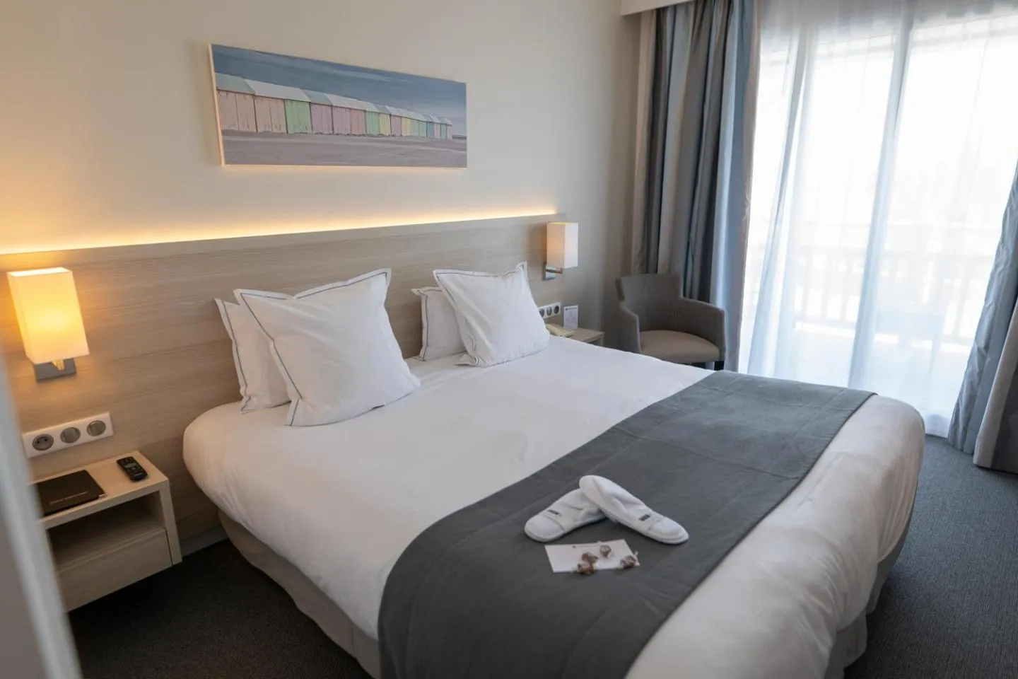 Bedroom, Bed in Best Western Plus Le Roof Vannes Bord de Mer