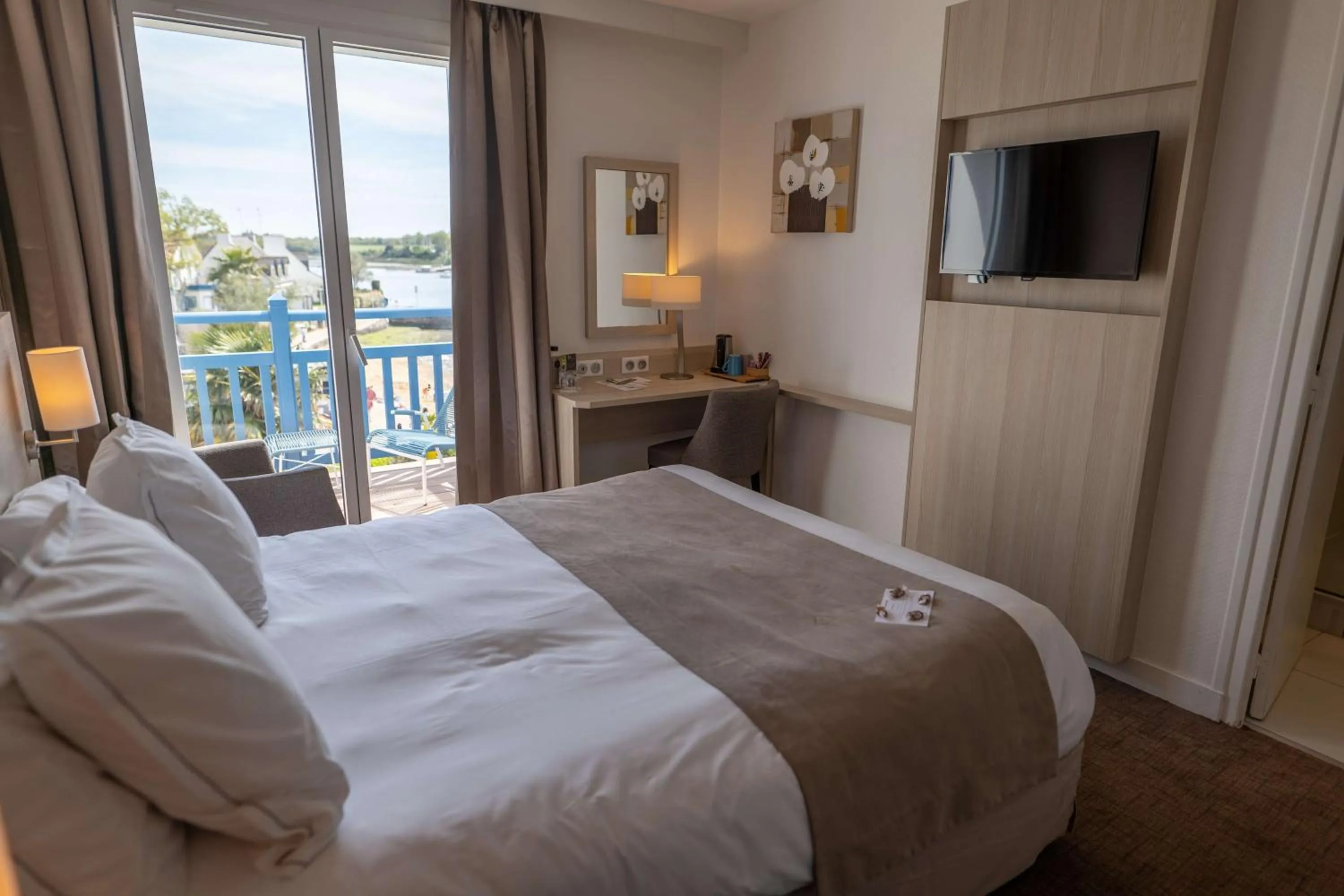 Photo of the whole room, Bed in Best Western Plus Le Roof Vannes Bord de Mer