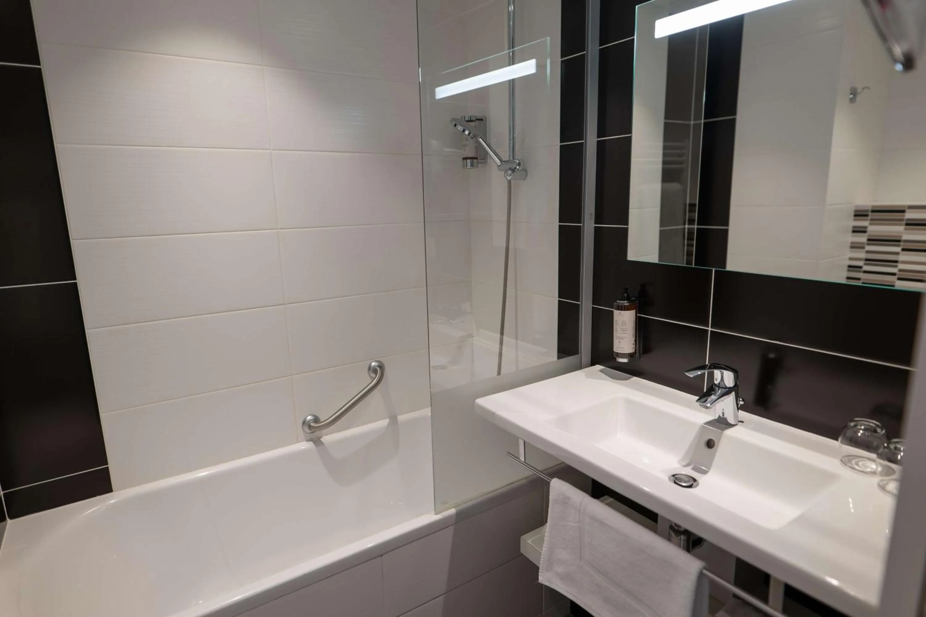 Photo of the whole room in Best Western Plus Le Roof Vannes Bord de Mer