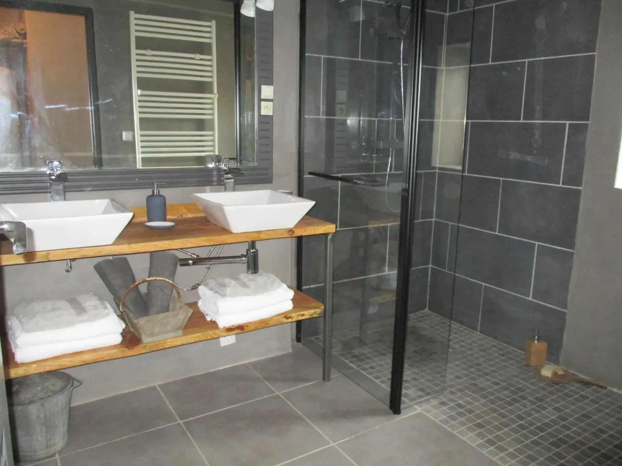 Family Room with Private Bathroom in la grange aux hirondelles Family Room with Private Bathroom in la grange aux hirondelles