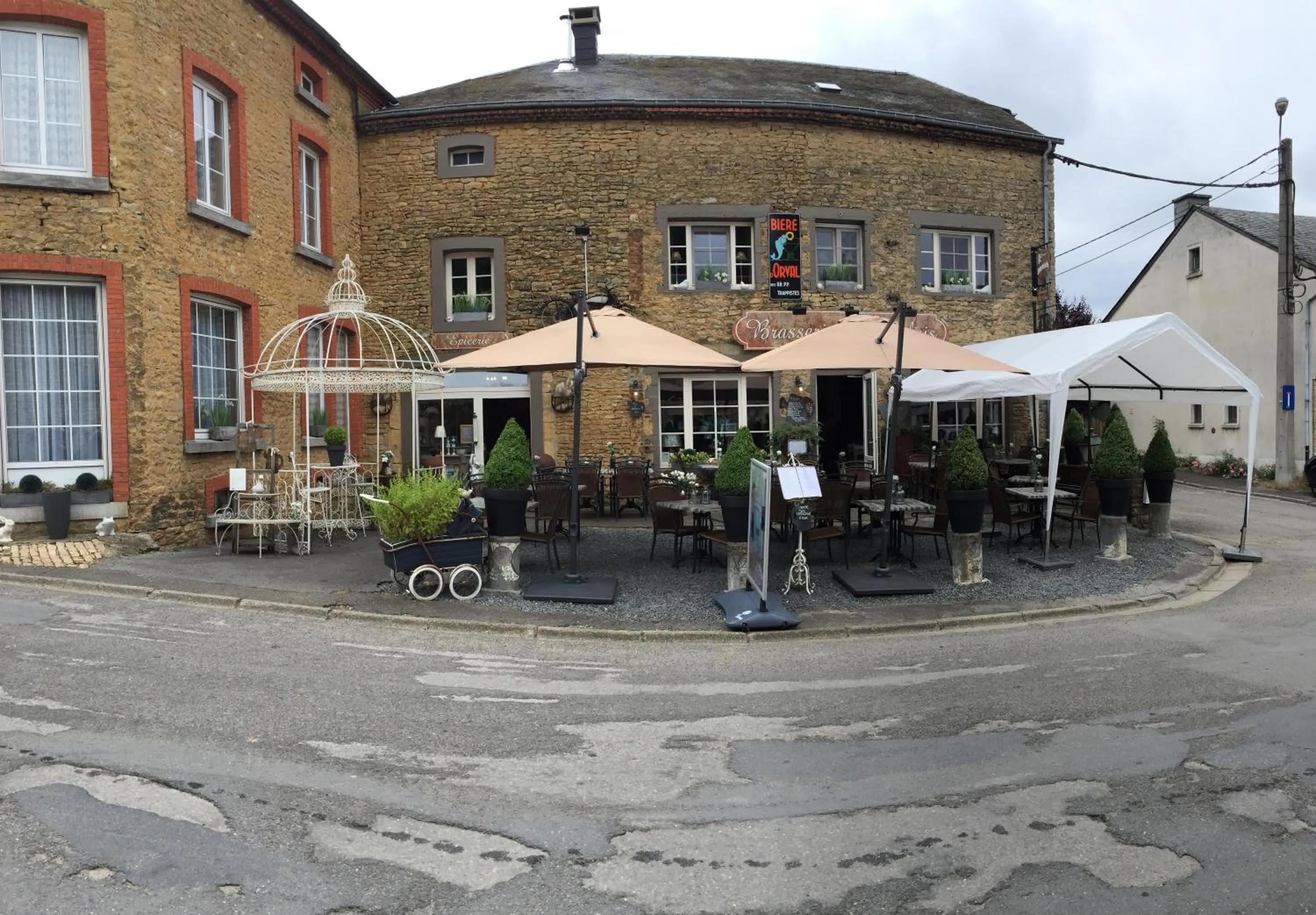 Property building in Le Relais de Chassepierre