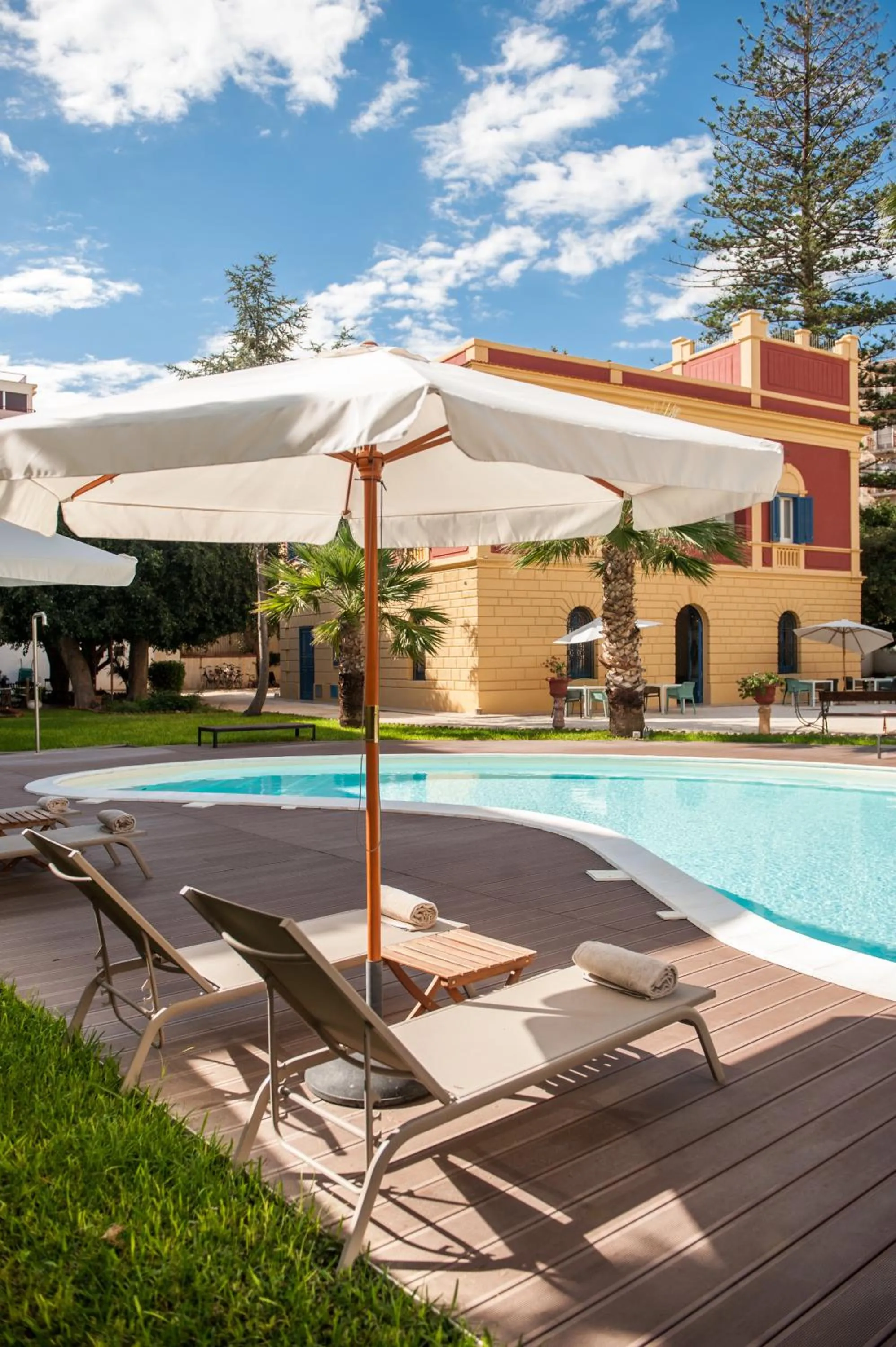 Property building in Giardini Mon Plaisir