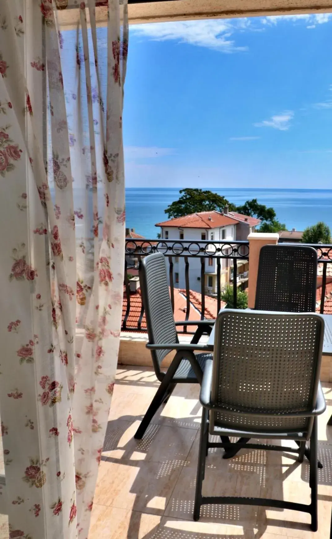 Three-Bedroom Apartment with Sea View in Sirena Palace Family Hotel Three-Bedroom Apartment with Sea View in Sirena Palace Family Hotel