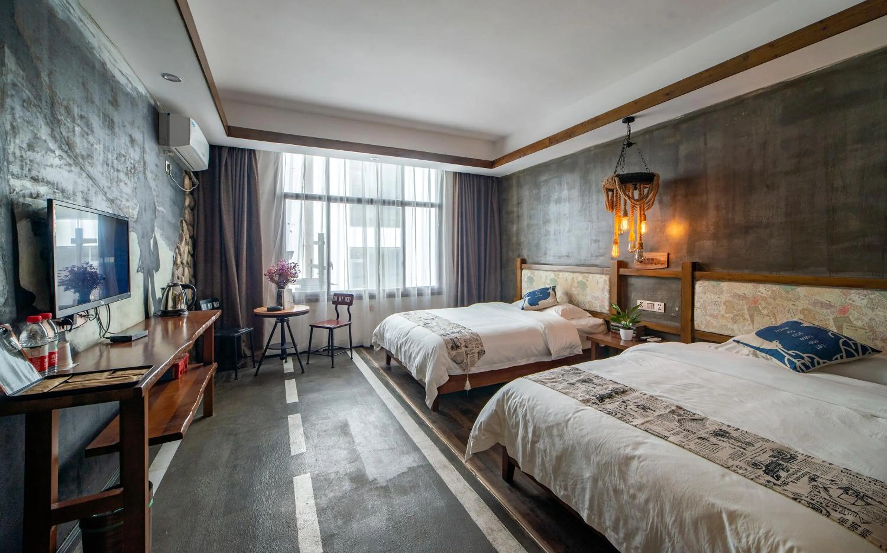 Photo of the whole room, Bed in Zhangjiajie Highlights Guesthouse