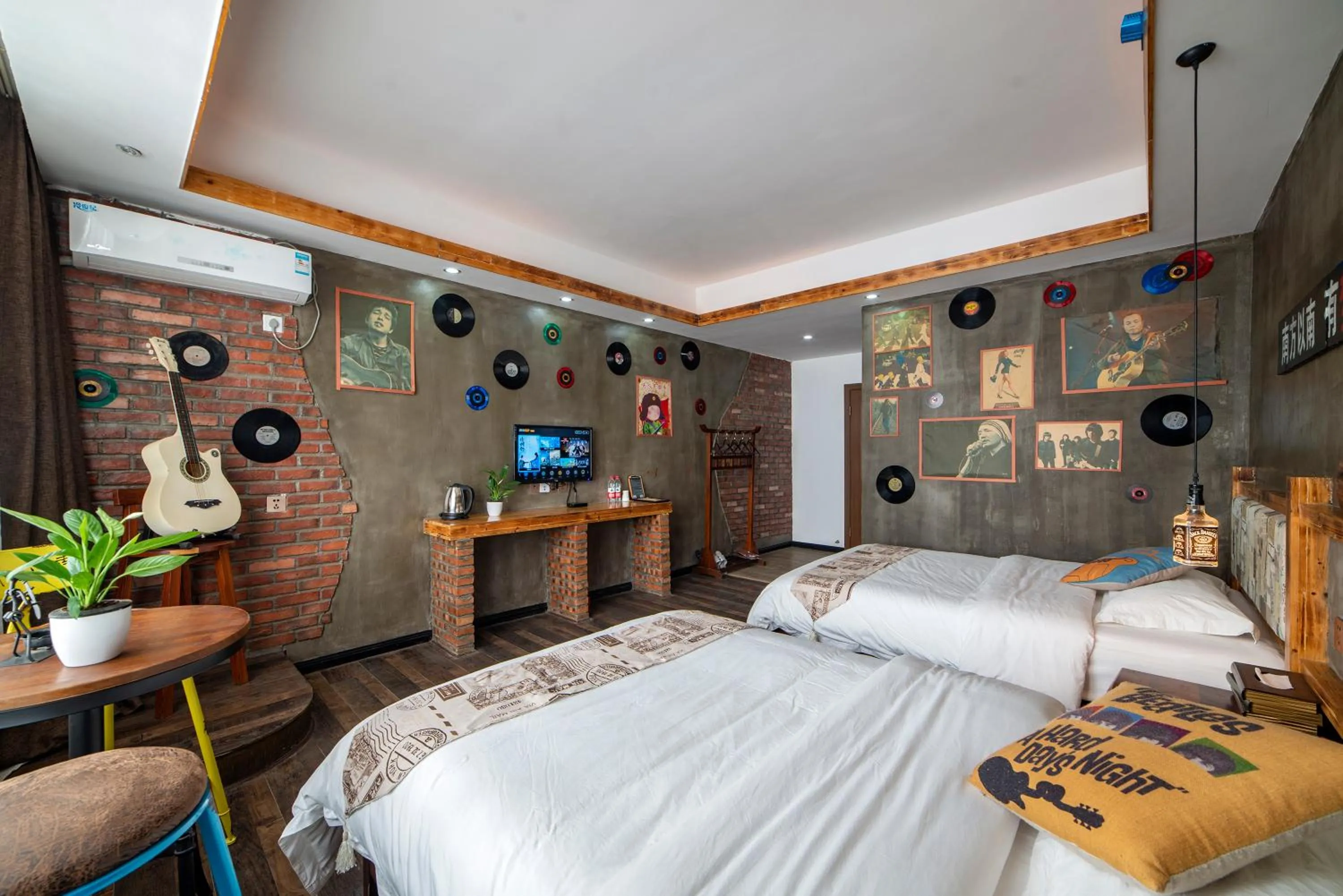 Photo of the whole room, Bed in Zhangjiajie Highlights Guesthouse