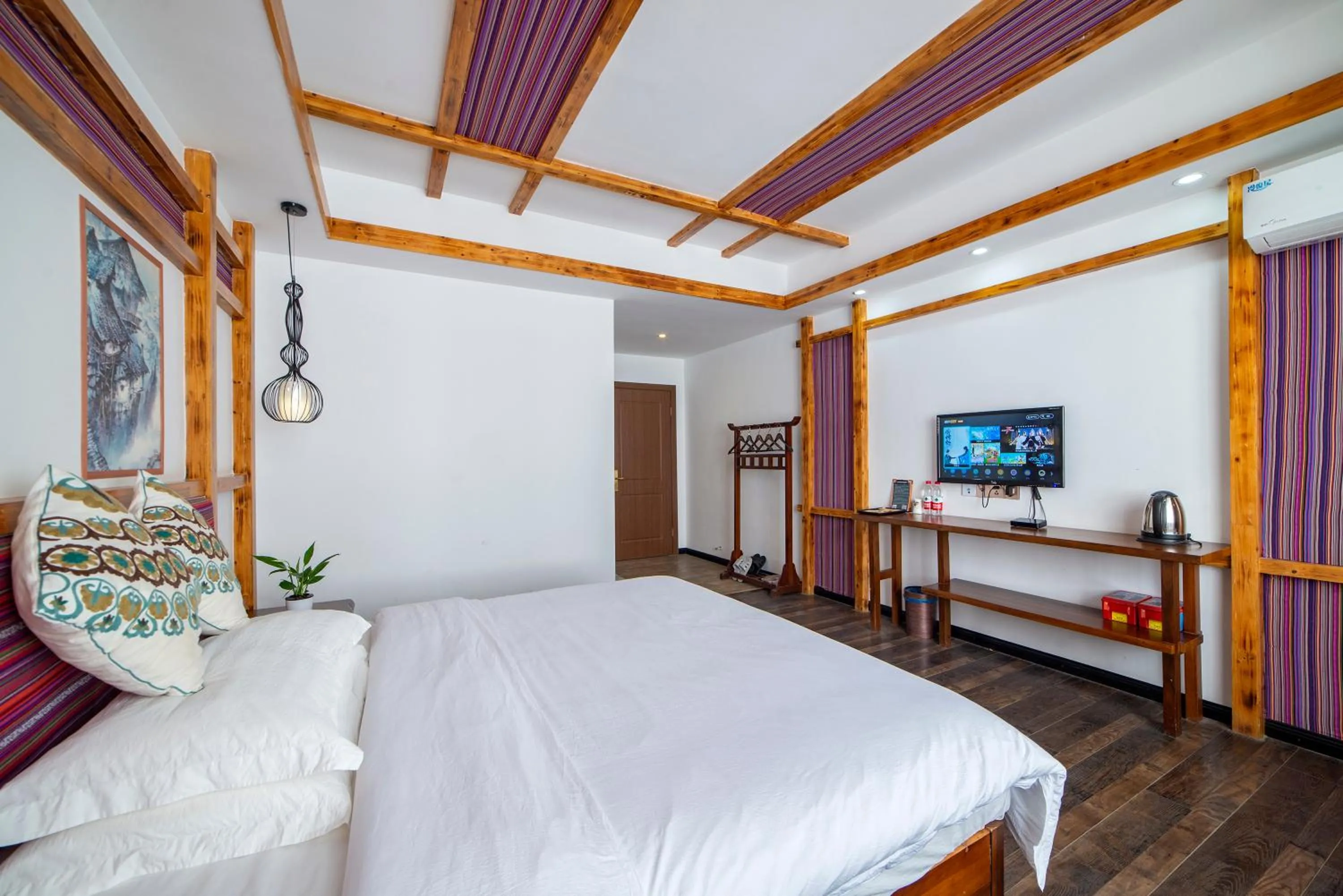 Photo of the whole room, Bed in Zhangjiajie Highlights Guesthouse