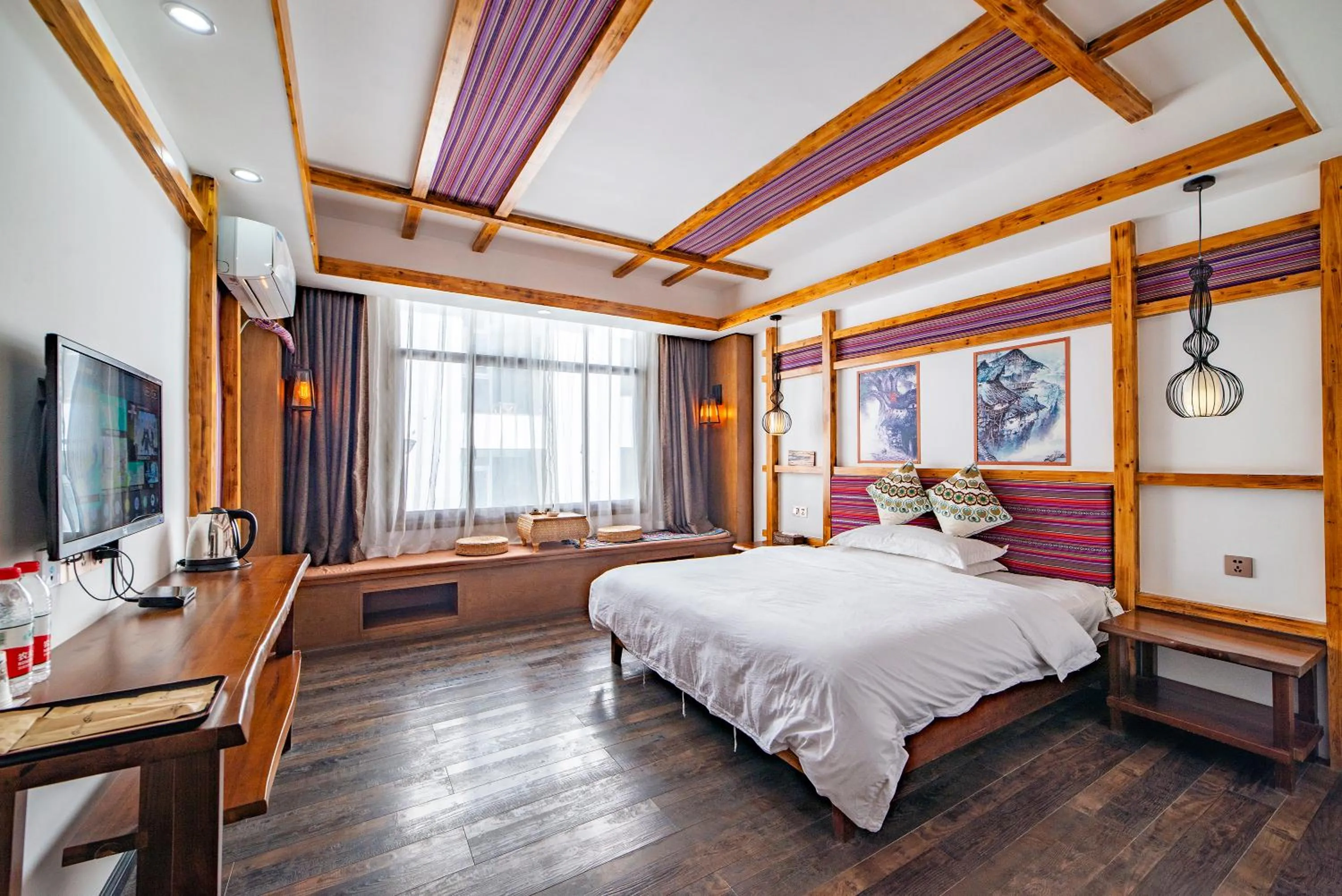 Photo of the whole room, Bed in Zhangjiajie Highlights Guesthouse
