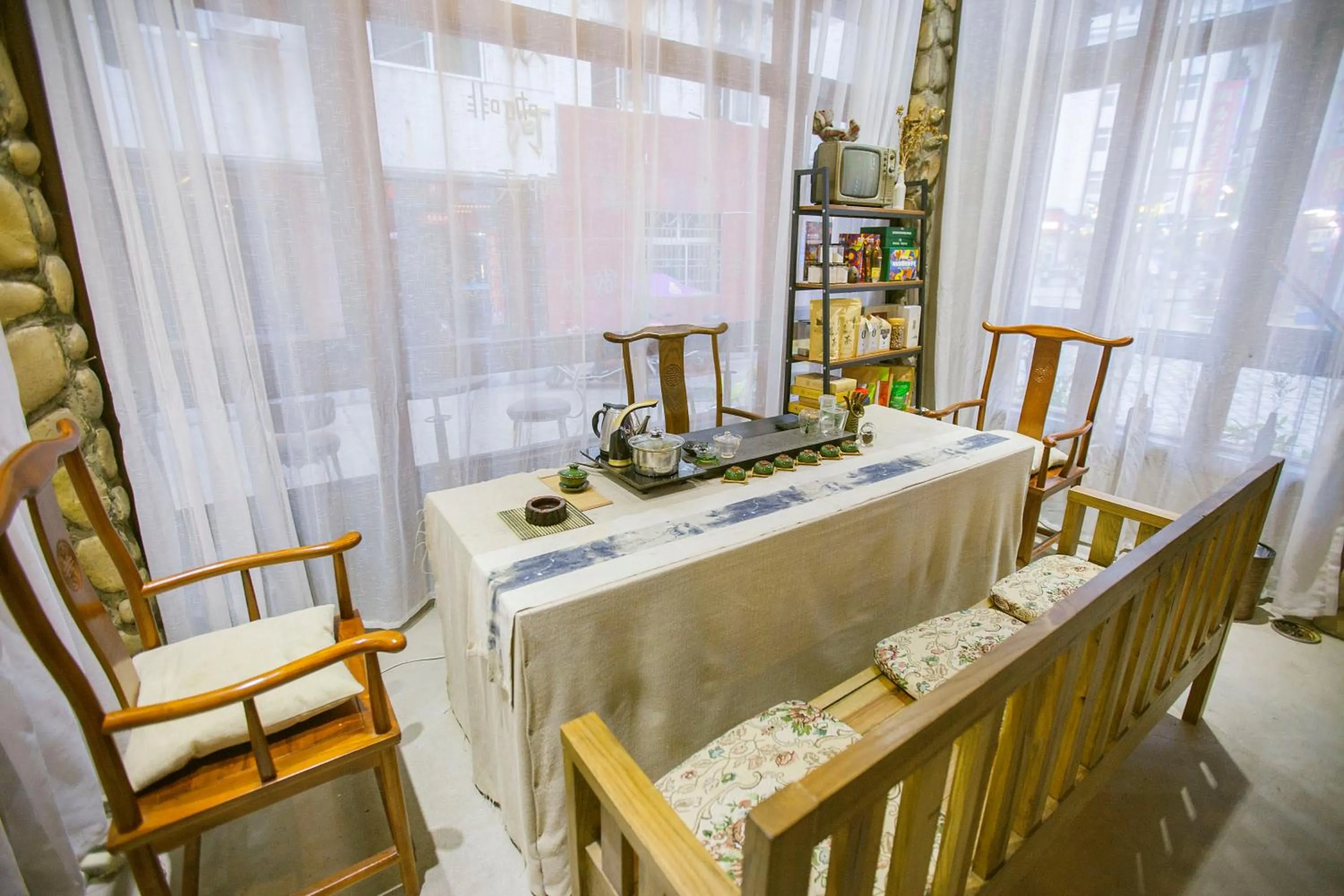 Library in Zhangjiajie Highlights Guesthouse