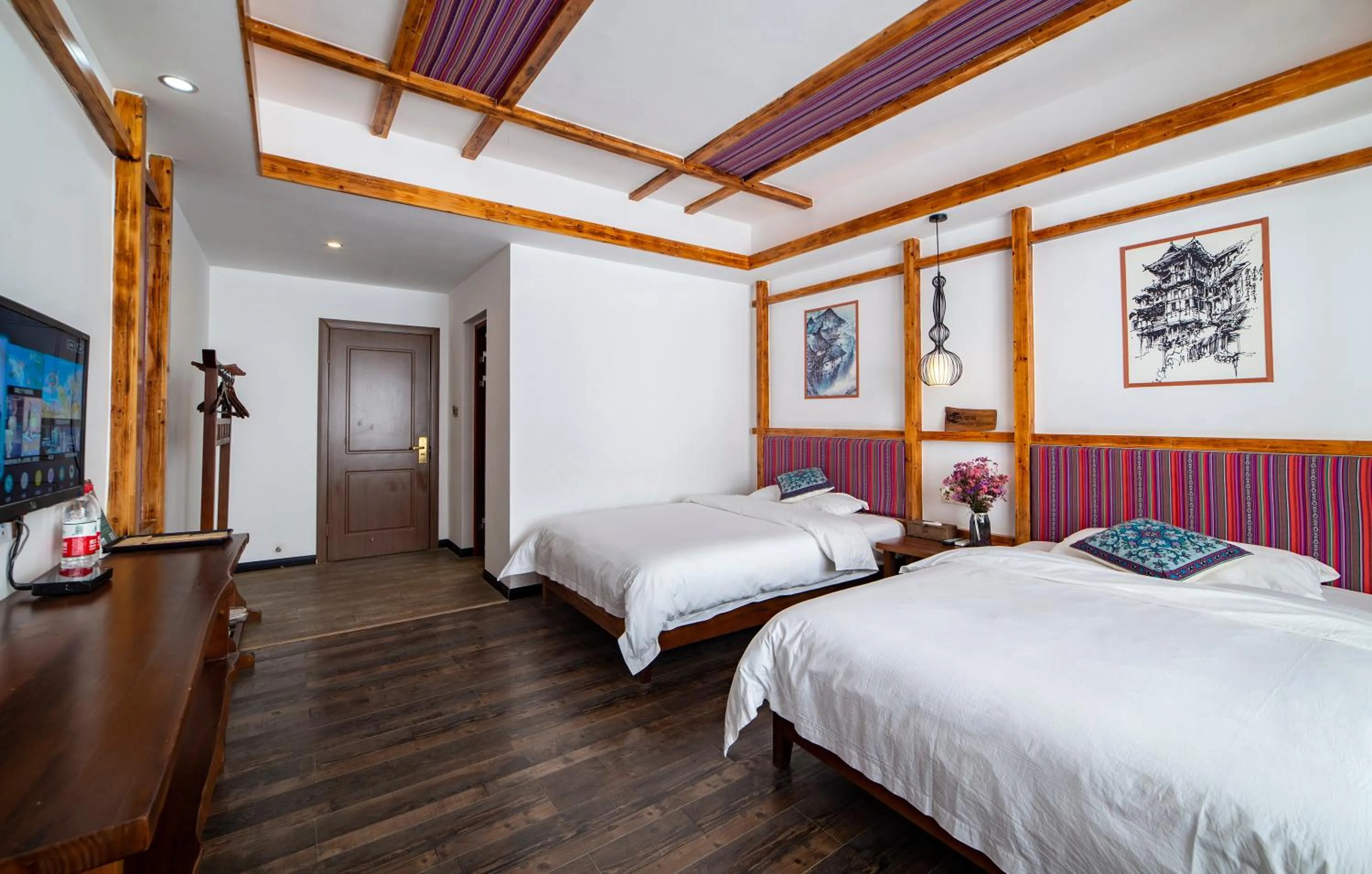 Photo of the whole room, Bed in Zhangjiajie Highlights Guesthouse