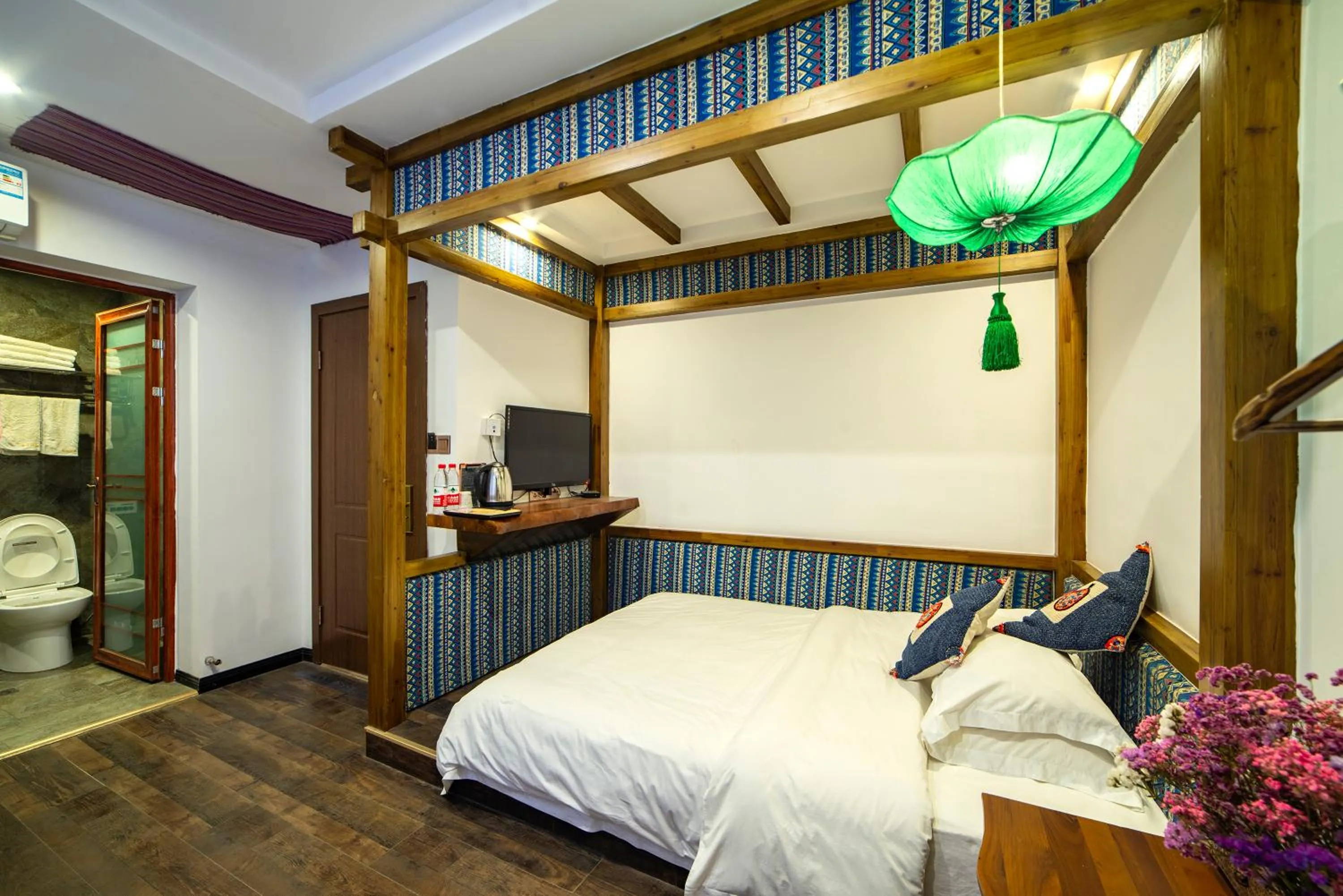 Photo of the whole room, Bed in Zhangjiajie Highlights Guesthouse