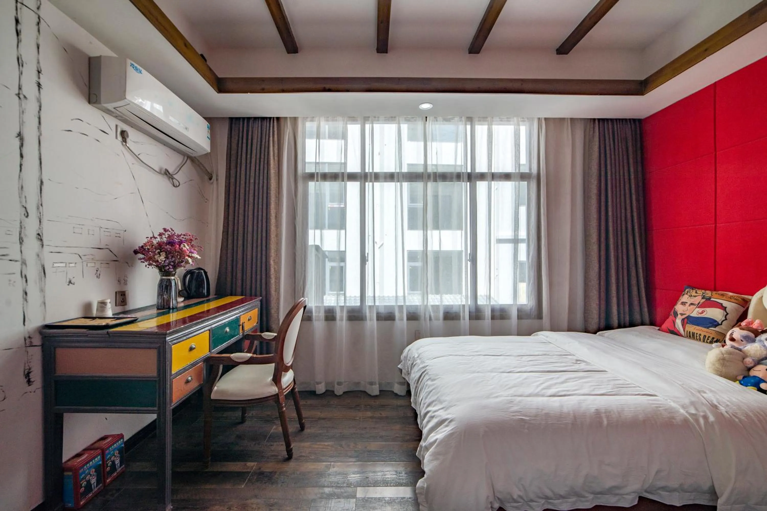 Photo of the whole room, Bed in Zhangjiajie Highlights Guesthouse