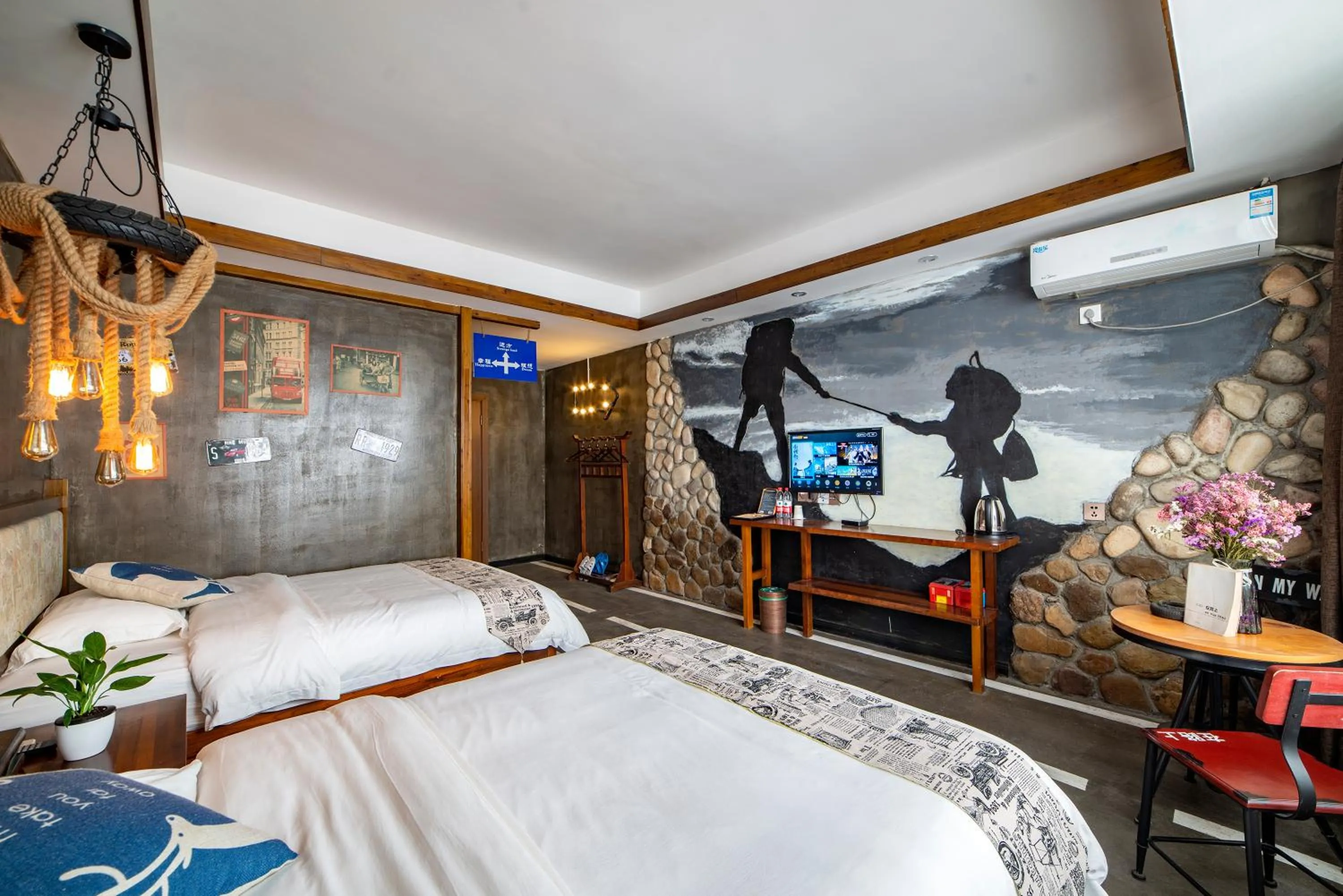 Photo of the whole room, Bed in Zhangjiajie Highlights Guesthouse