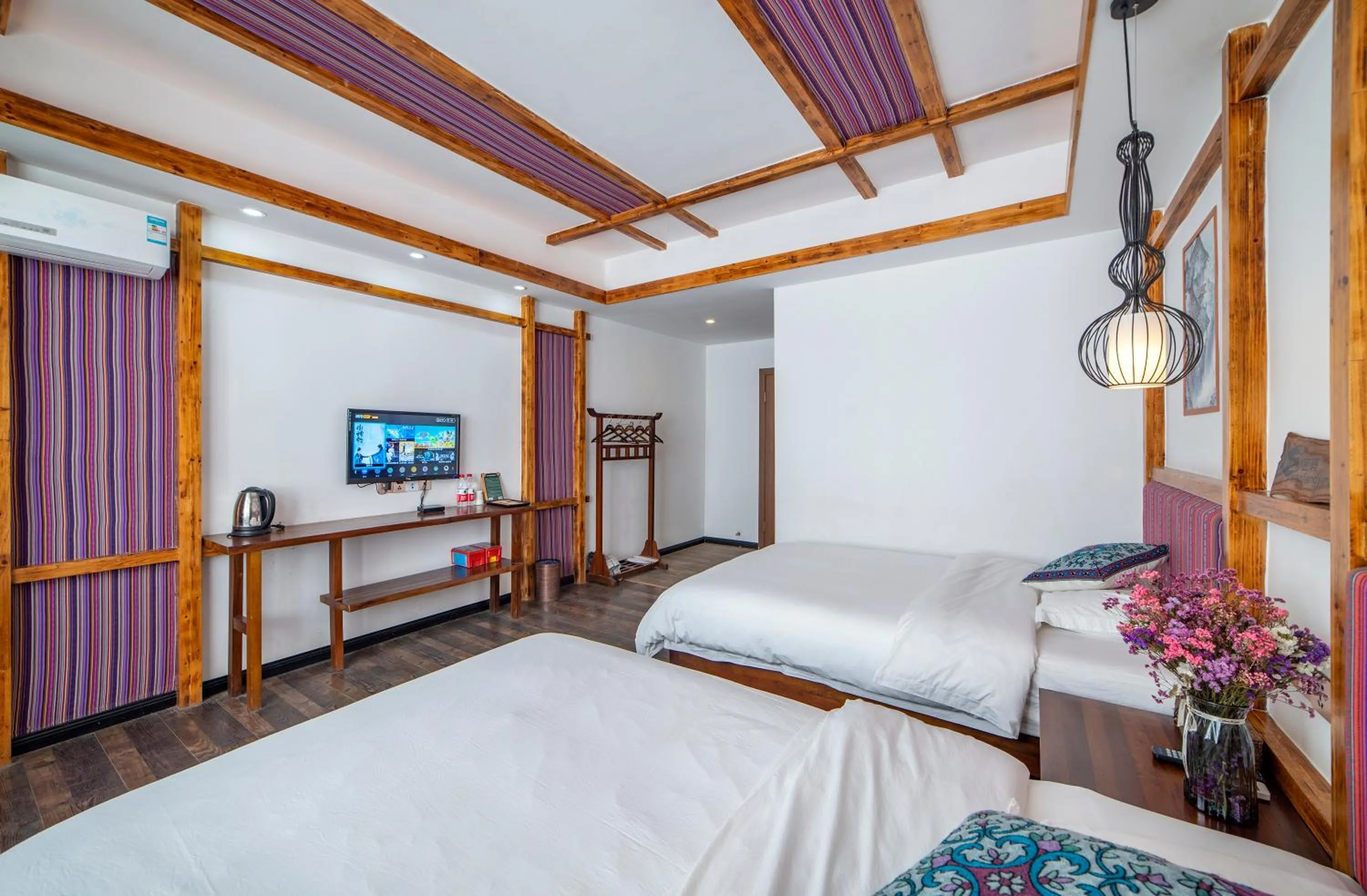 Photo of the whole room, Bed in Zhangjiajie Highlights Guesthouse