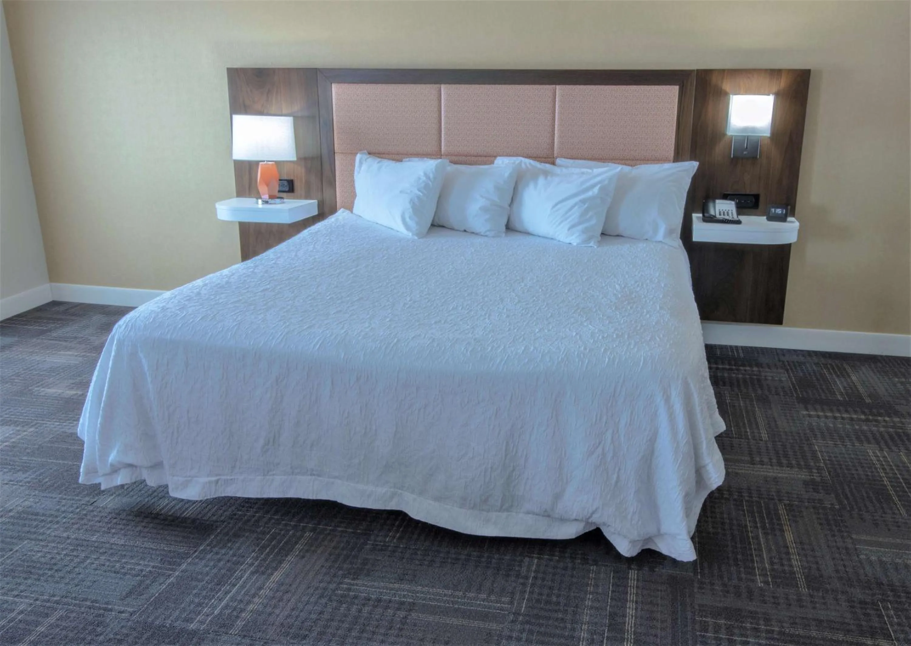 Bed in Hampton Inn & Suites Chesapeake-Battlefield Boulevard