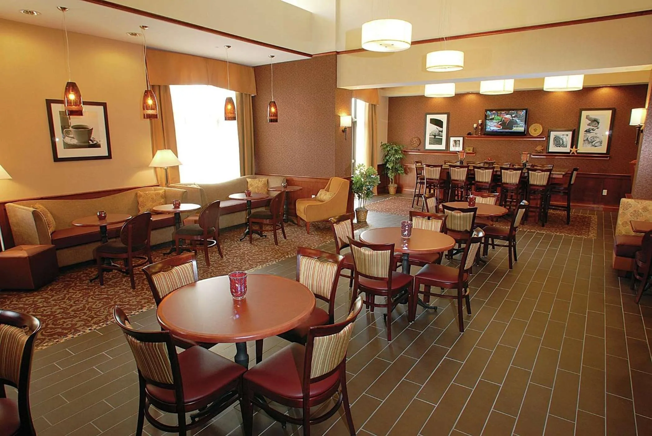 Dining area in Hampton Inn & Suites Chesapeake-Battlefield Boulevard
