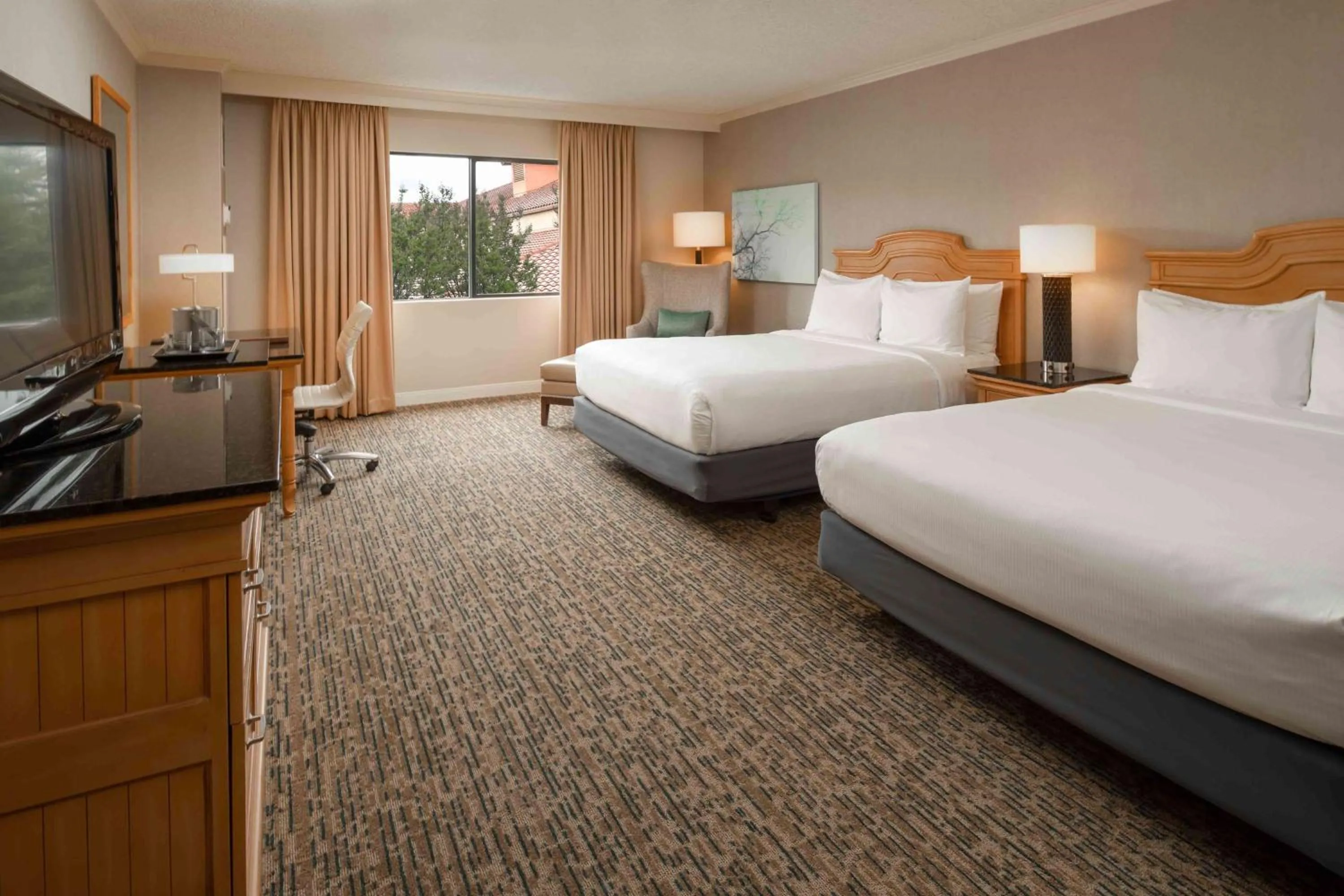 Bed in DoubleTree by Hilton Sonoma Wine Country