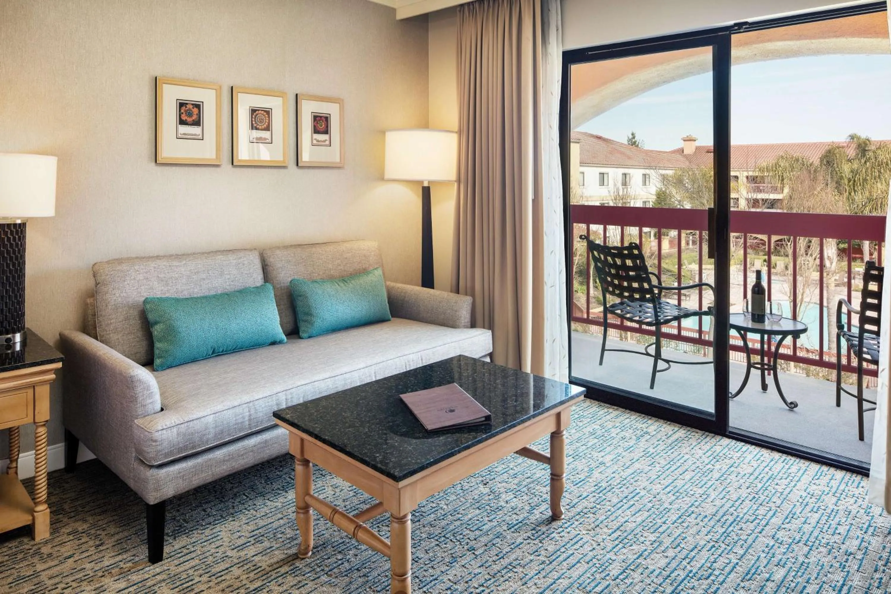 Living room in DoubleTree by Hilton Sonoma Wine Country