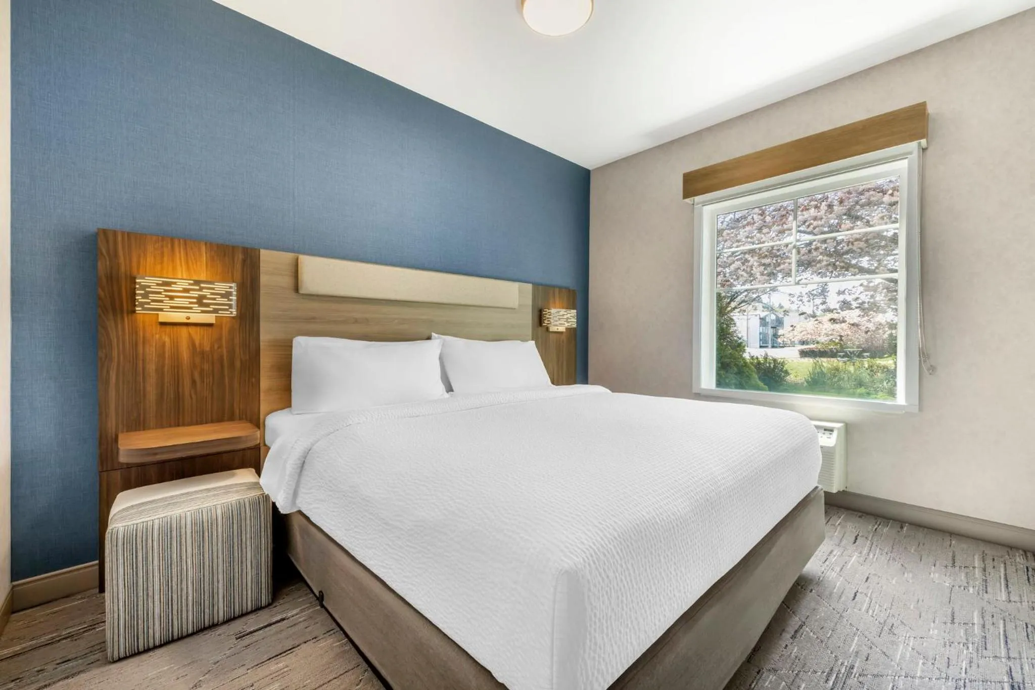 Photo of the whole room, Bed in Holiday Inn Express Hotel & Suites Astoria by IHG