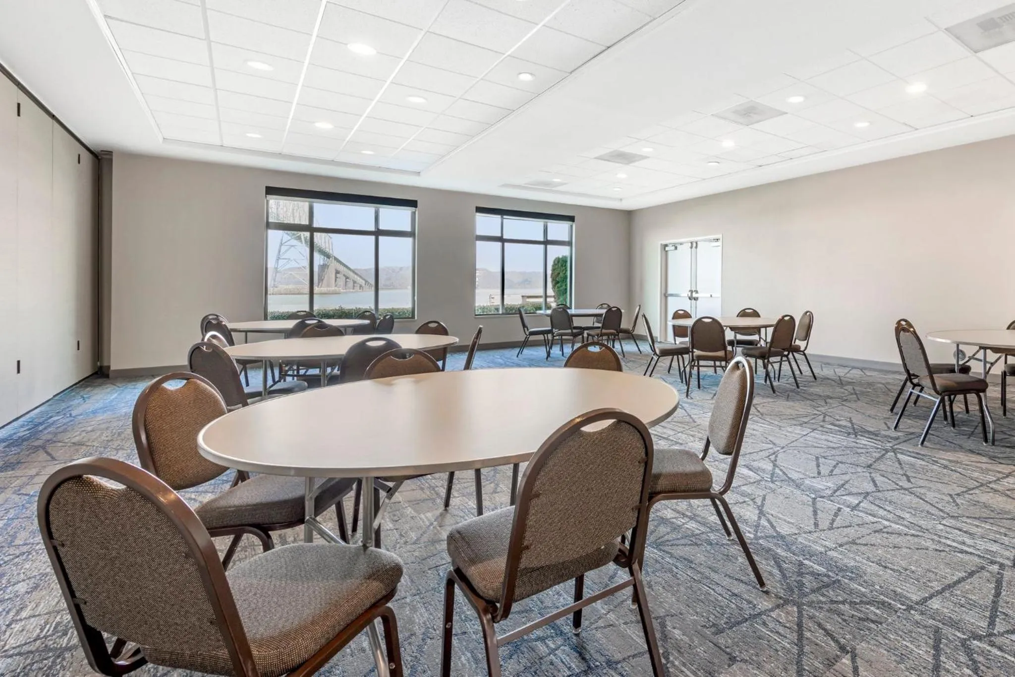 Meeting/conference room in Holiday Inn Express Hotel & Suites Astoria by IHG