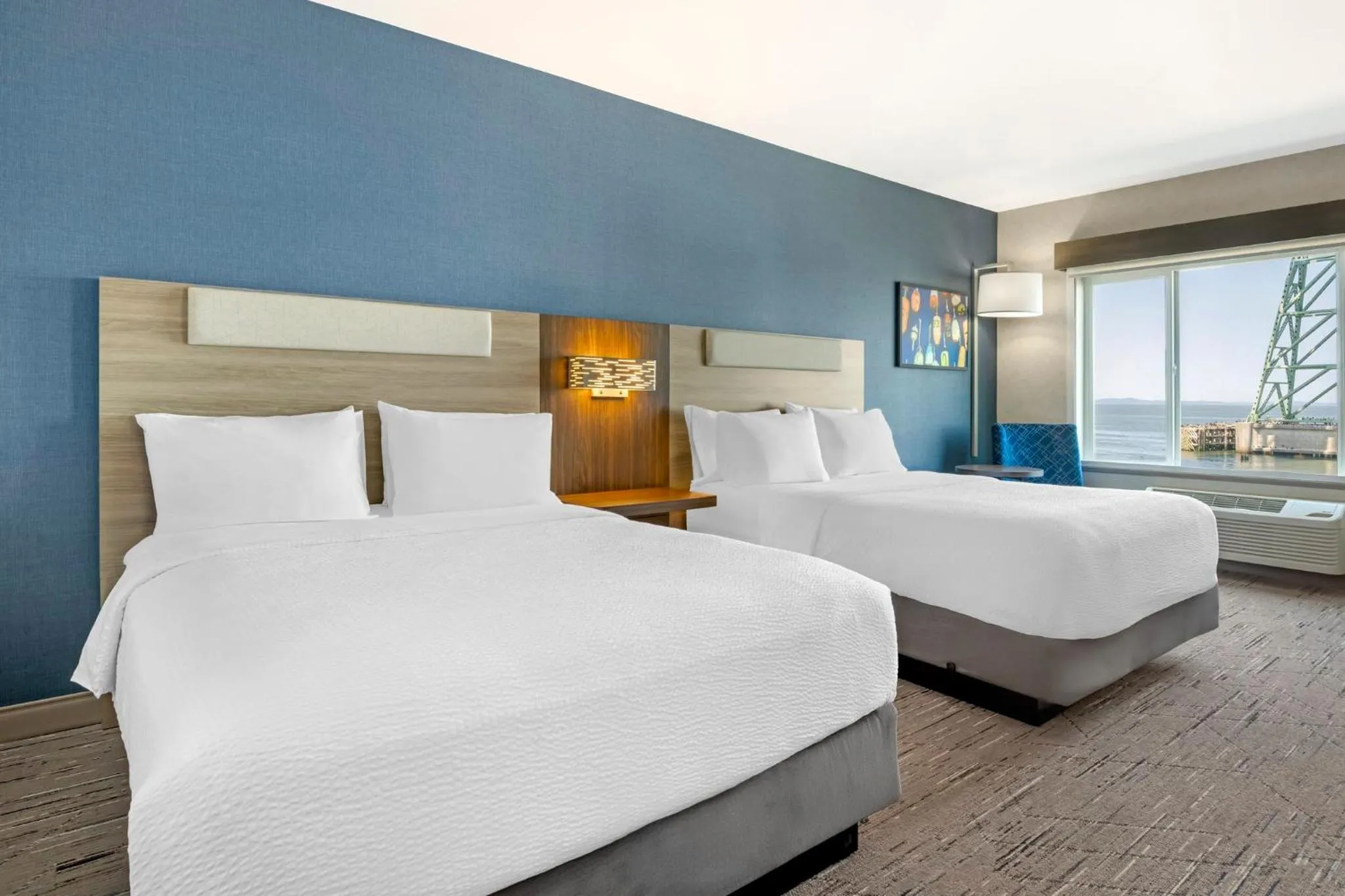 Photo of the whole room, Bed in Holiday Inn Express Hotel & Suites Astoria by IHG
