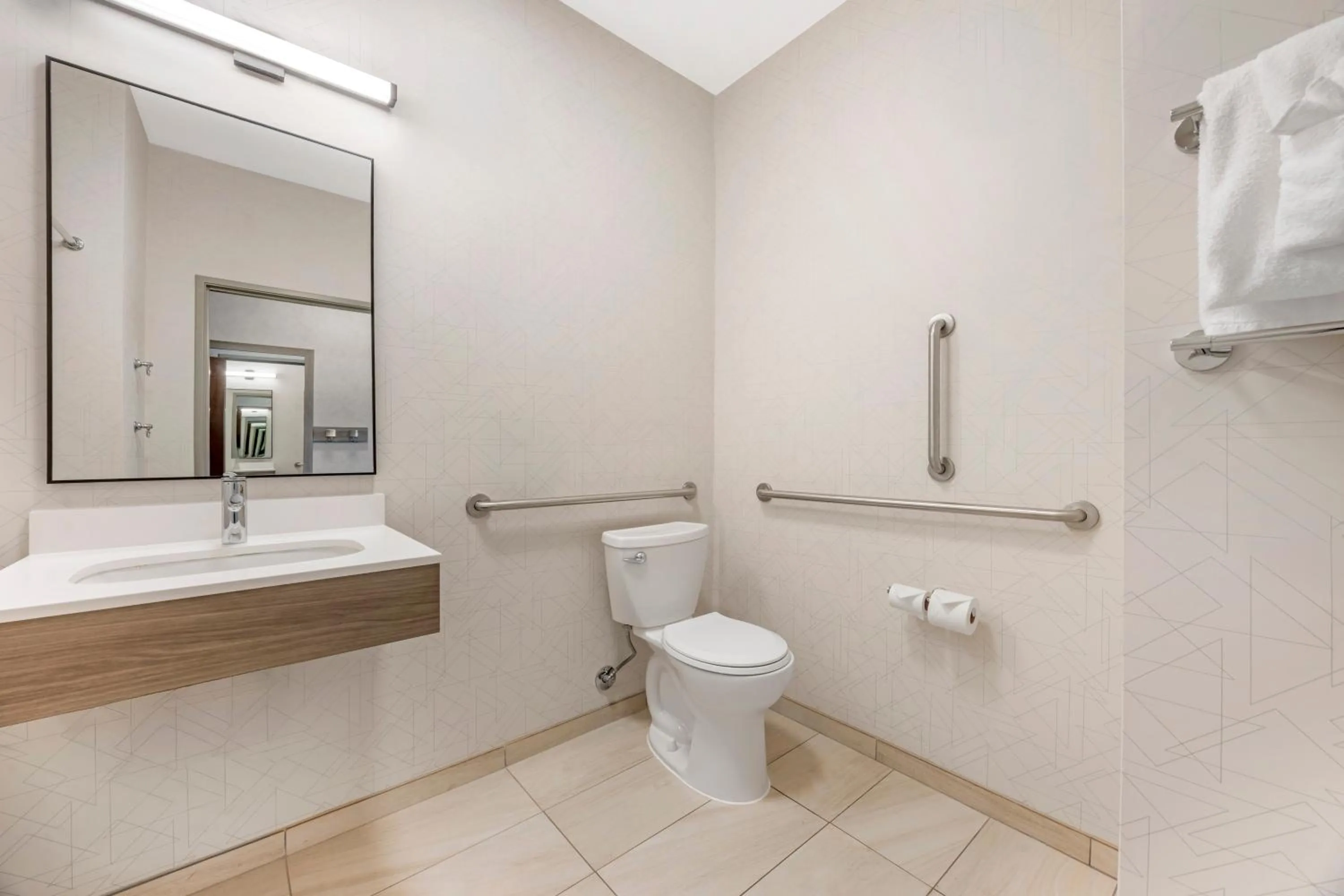 Bathroom in Holiday Inn Express Hotel & Suites Astoria by IHG