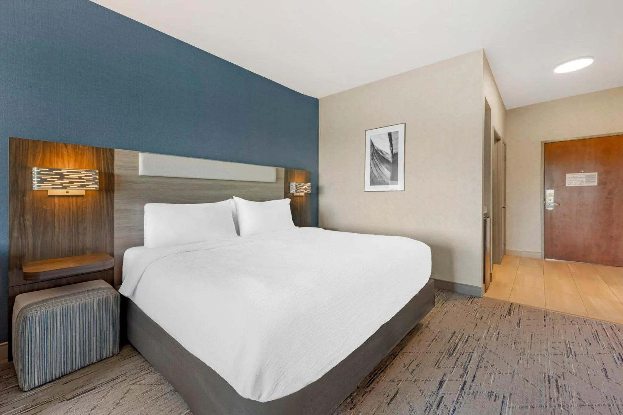 Photo of the whole room, Bed in Holiday Inn Express Hotel & Suites Astoria by IHG