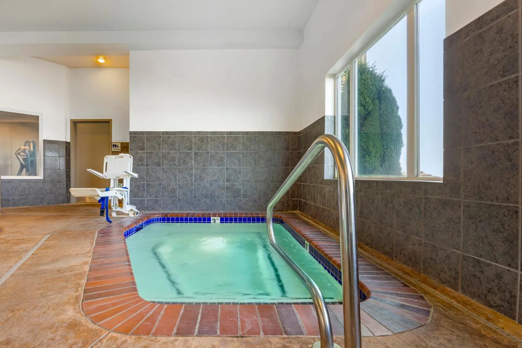 Swimming pool in Holiday Inn Express Hotel & Suites Astoria by IHG