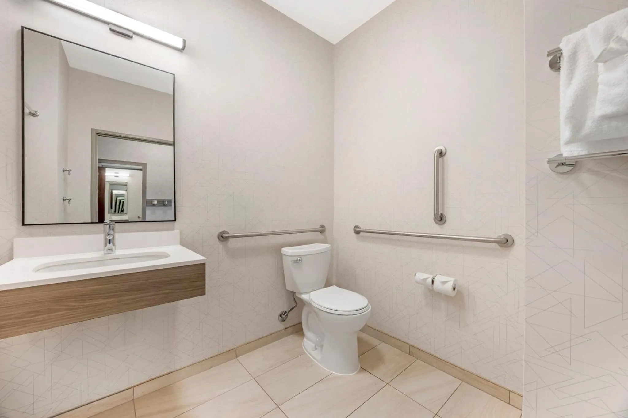 Bathroom in Holiday Inn Express Hotel & Suites Astoria by IHG