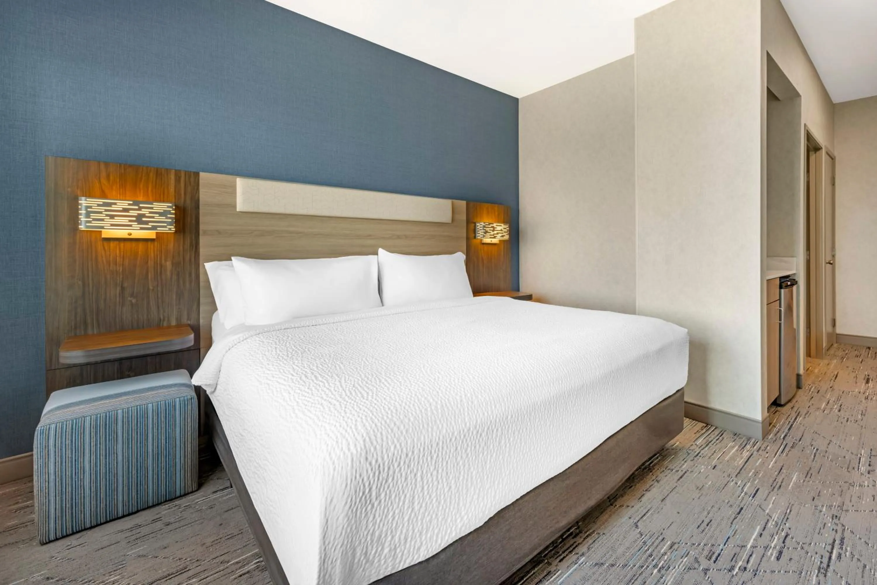 Bed in Holiday Inn Express Hotel & Suites Astoria by IHG