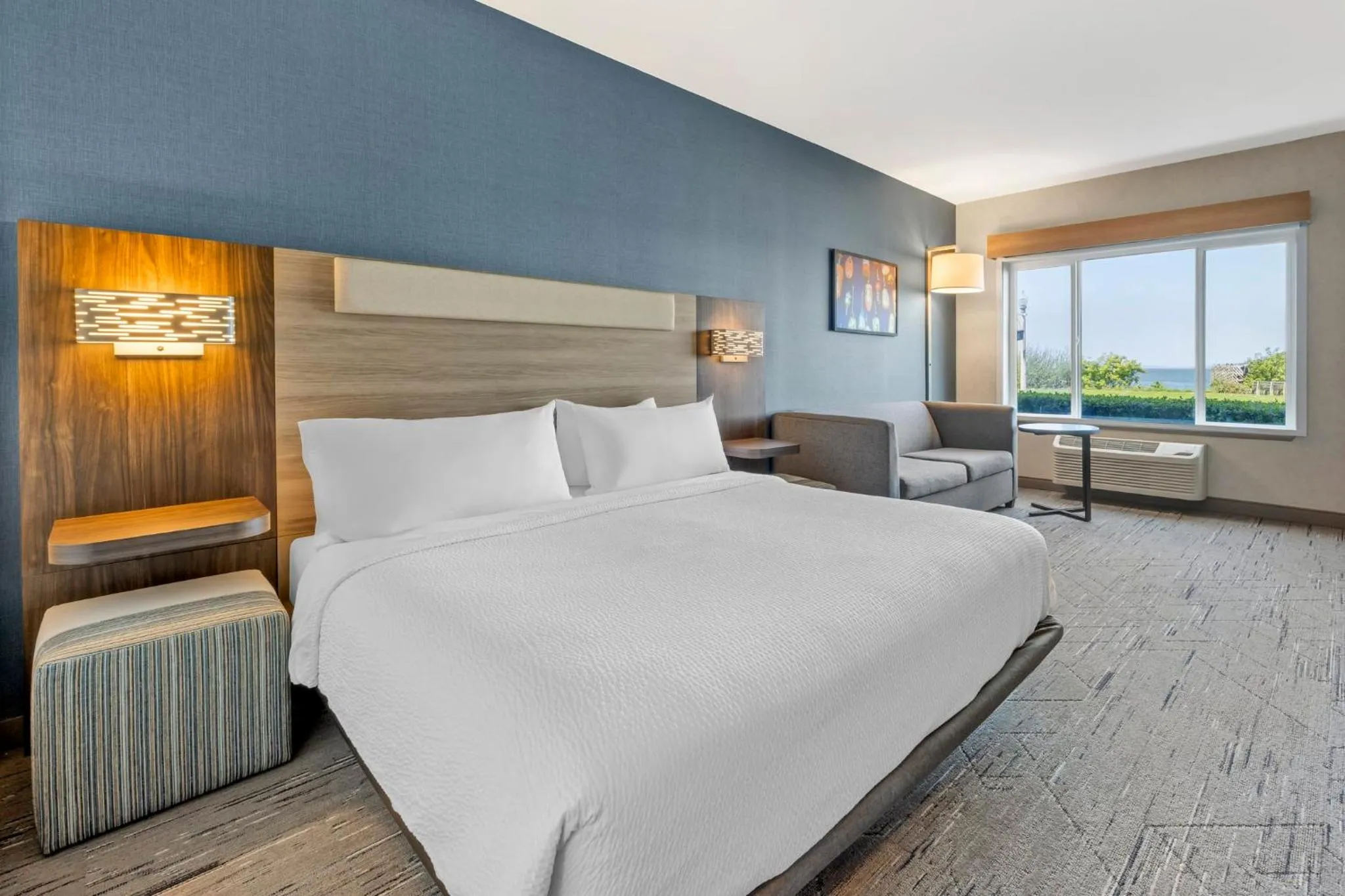 Photo of the whole room, Bed in Holiday Inn Express Hotel & Suites Astoria by IHG