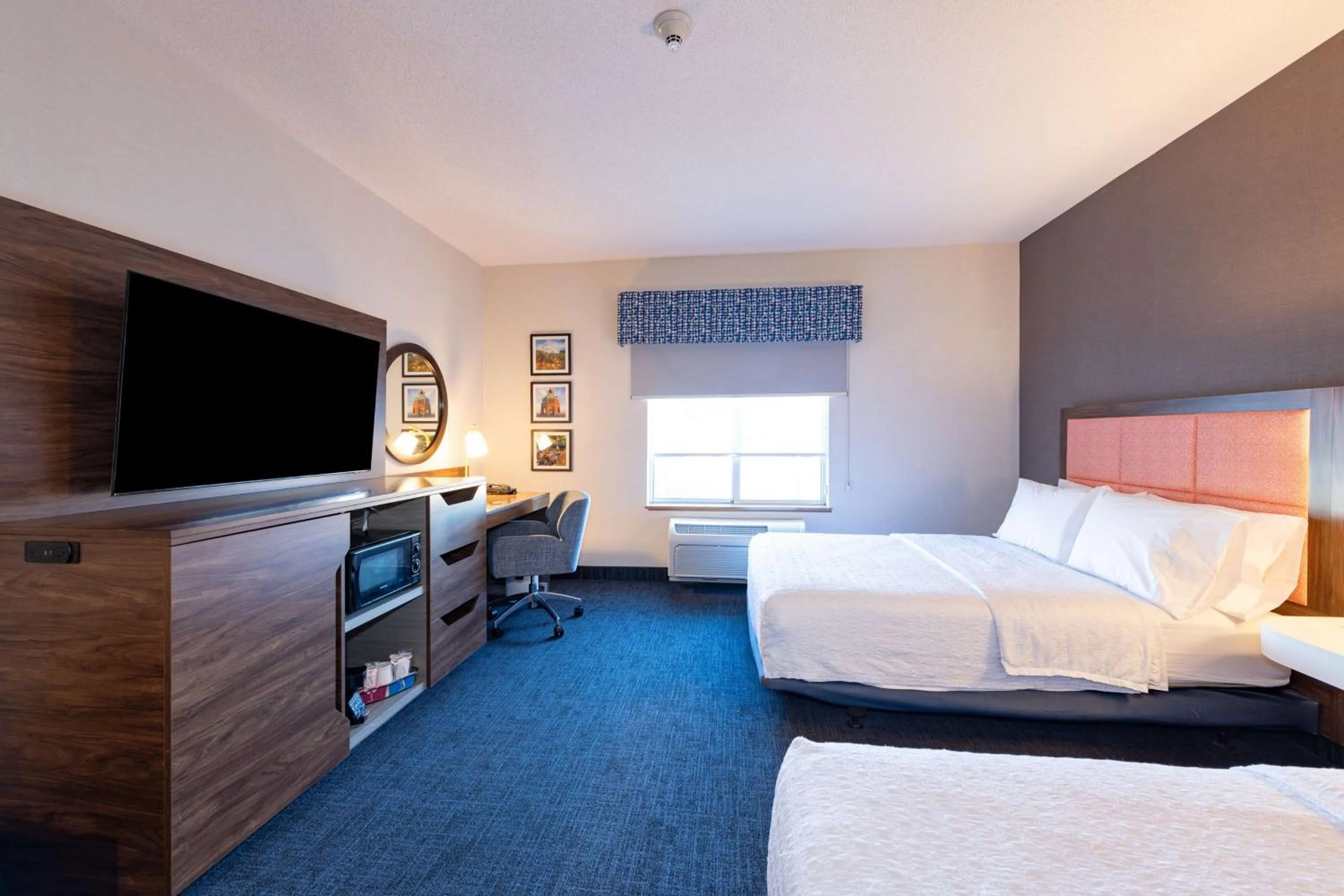 Bedroom, Bed in Hampton Inn & Suites Pittsburg