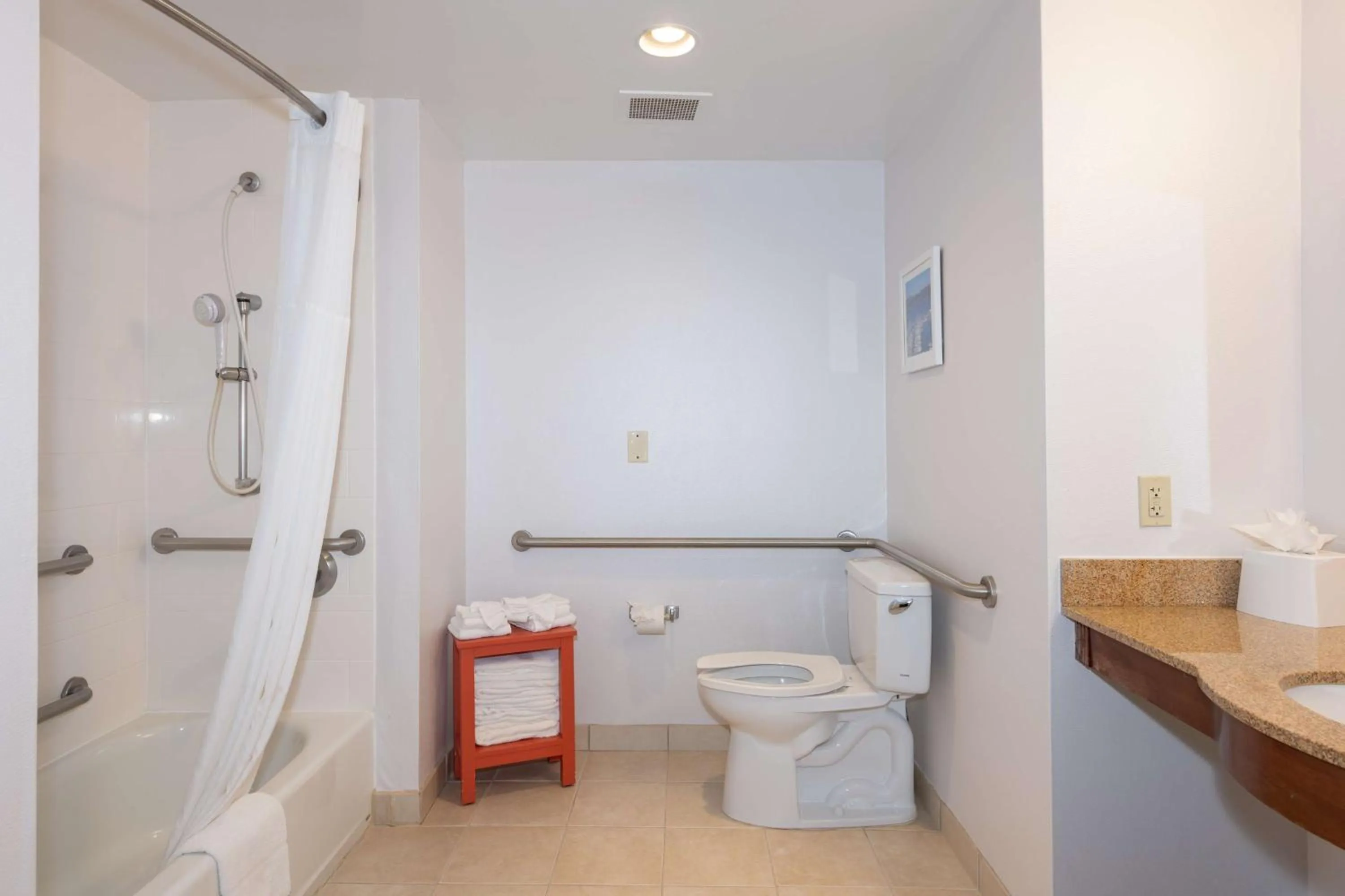 Bathroom in Hampton Inn & Suites Pittsburg