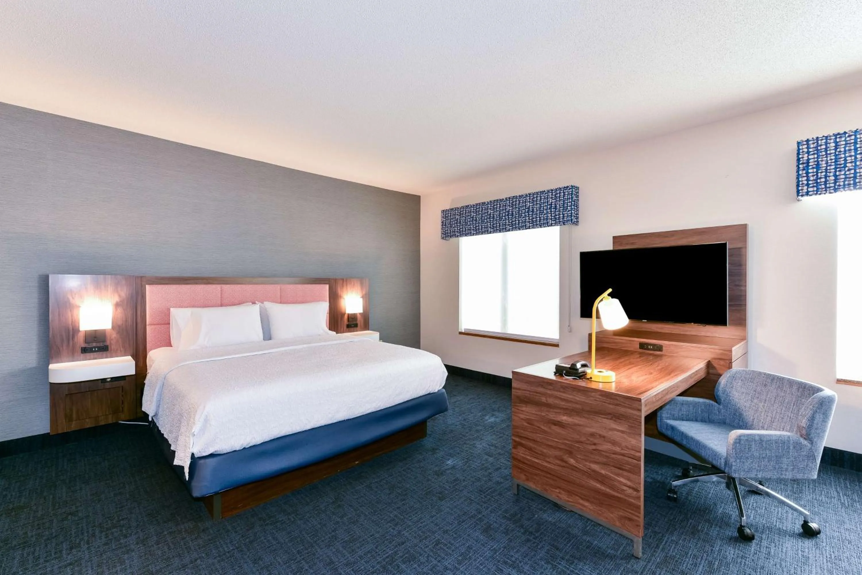 Bedroom, Bed in Hampton Inn & Suites Pittsburg