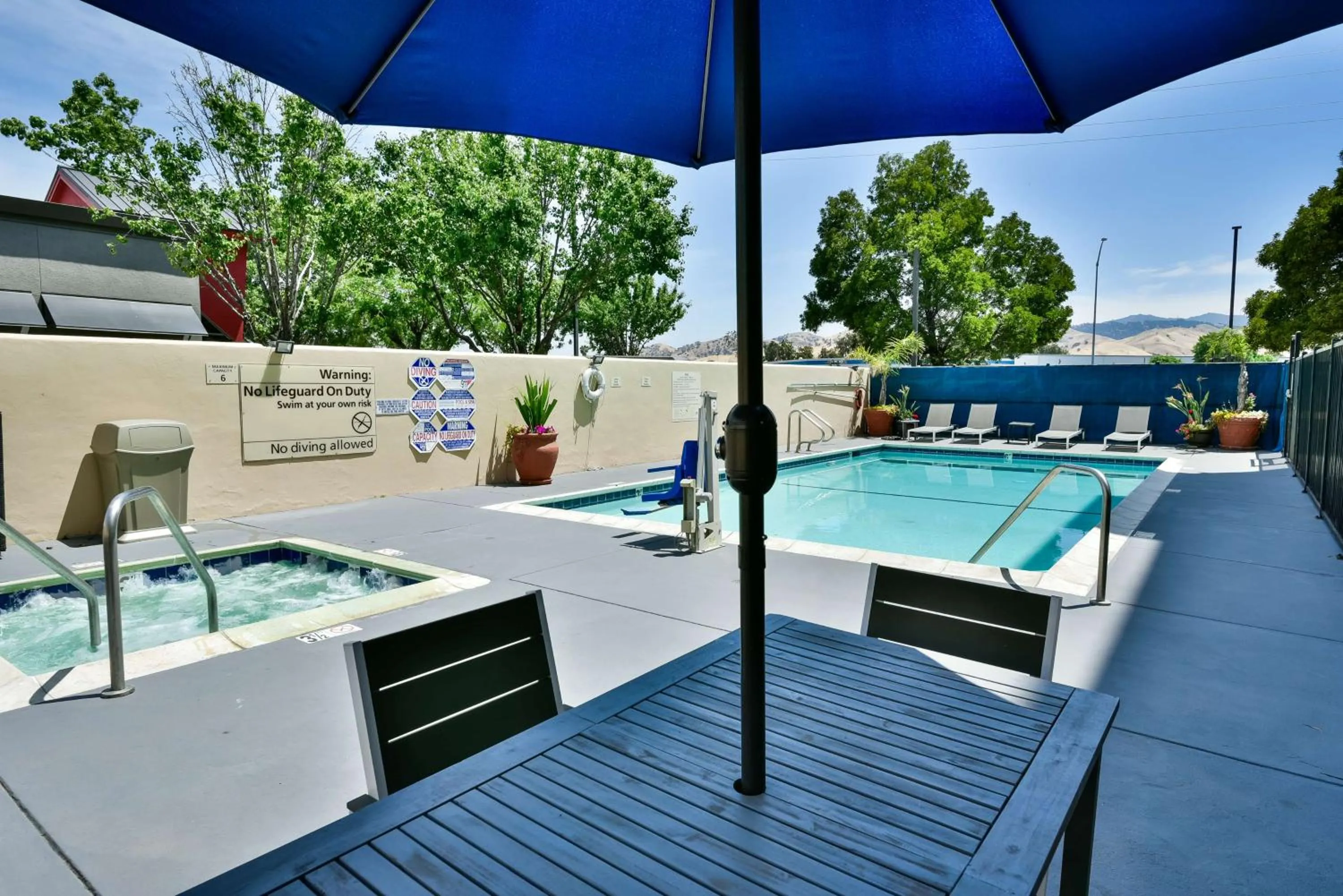 Pool view in Hampton Inn & Suites Pittsburg