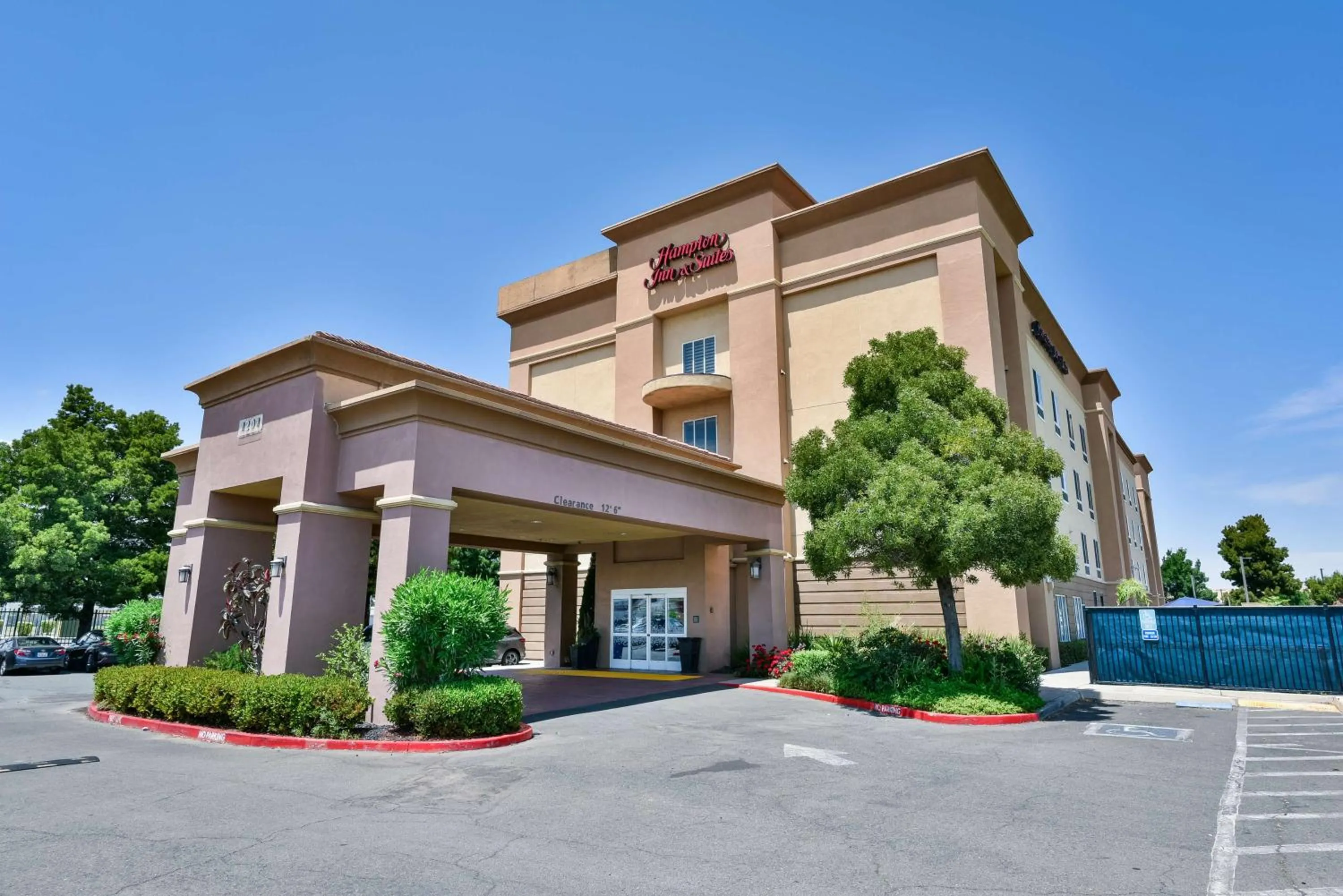 Property building in Hampton Inn & Suites Pittsburg