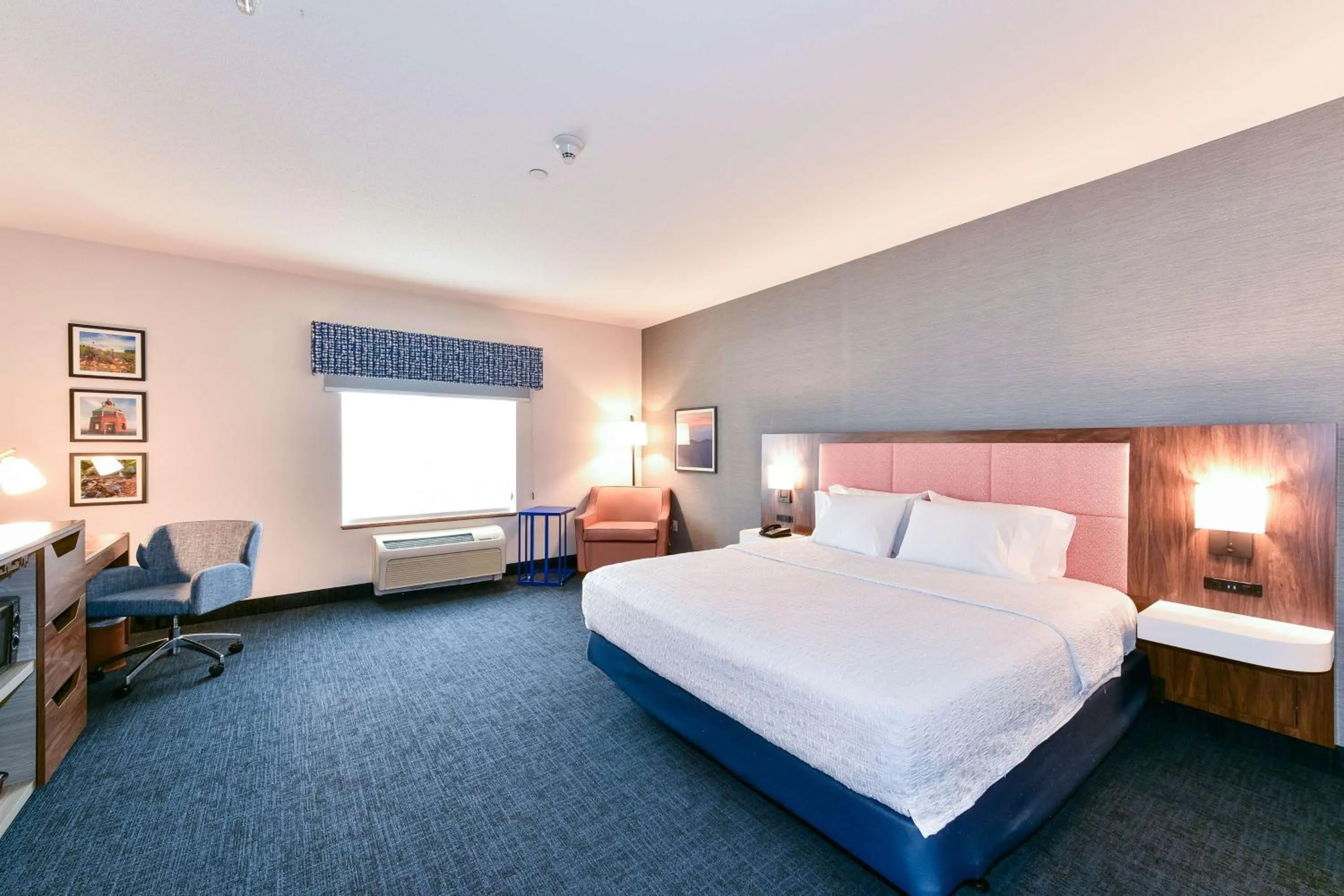 Bed in Hampton Inn & Suites Pittsburg