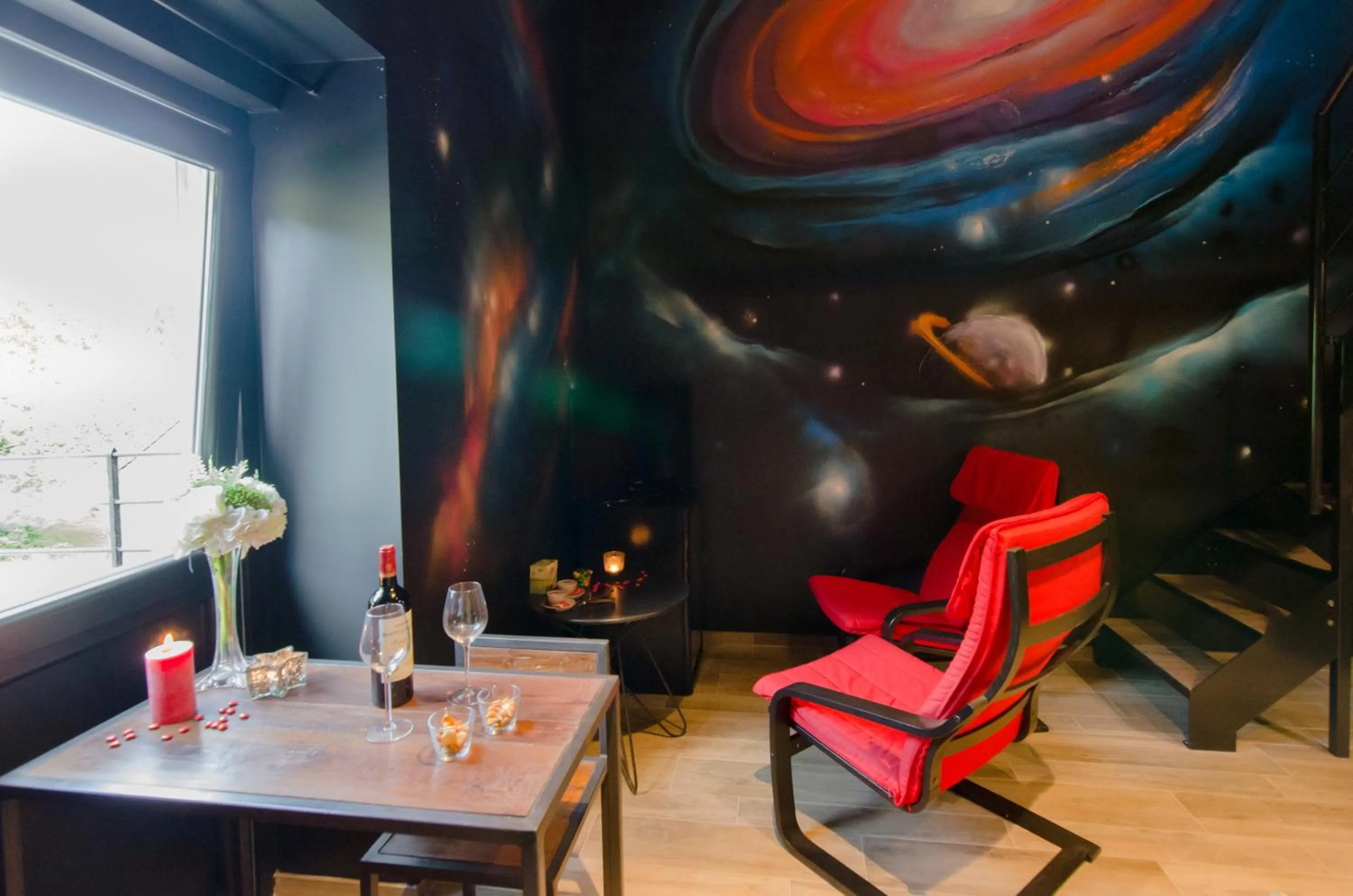 Communal lounge/ TV room in River Lodge Hotel Insolite