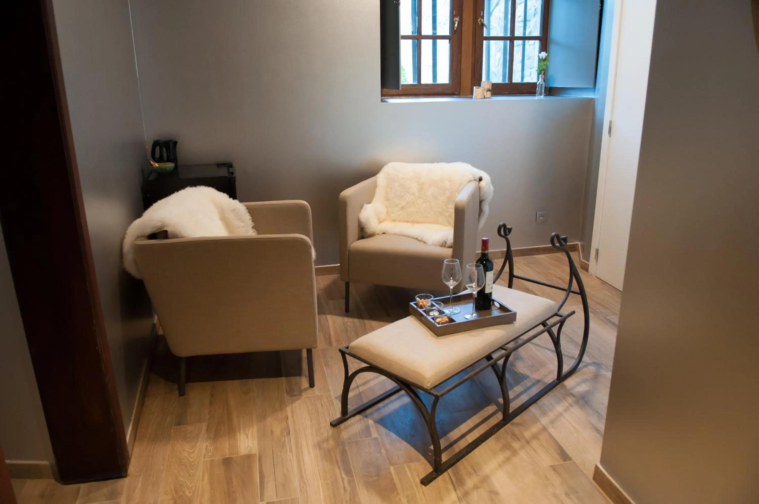 Seating area in River Lodge Hotel Insolite