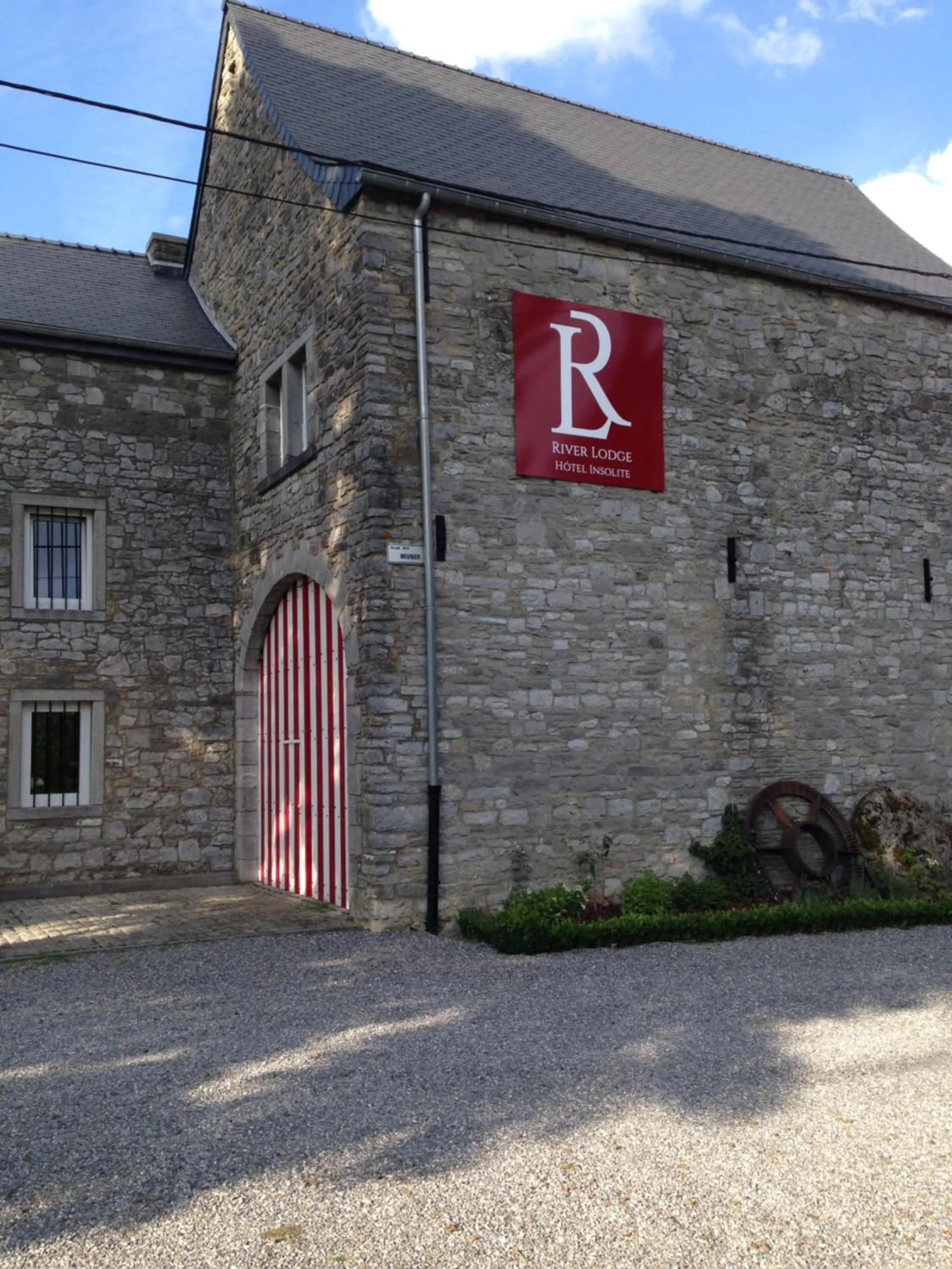Facade/entrance in River Lodge Hotel Insolite