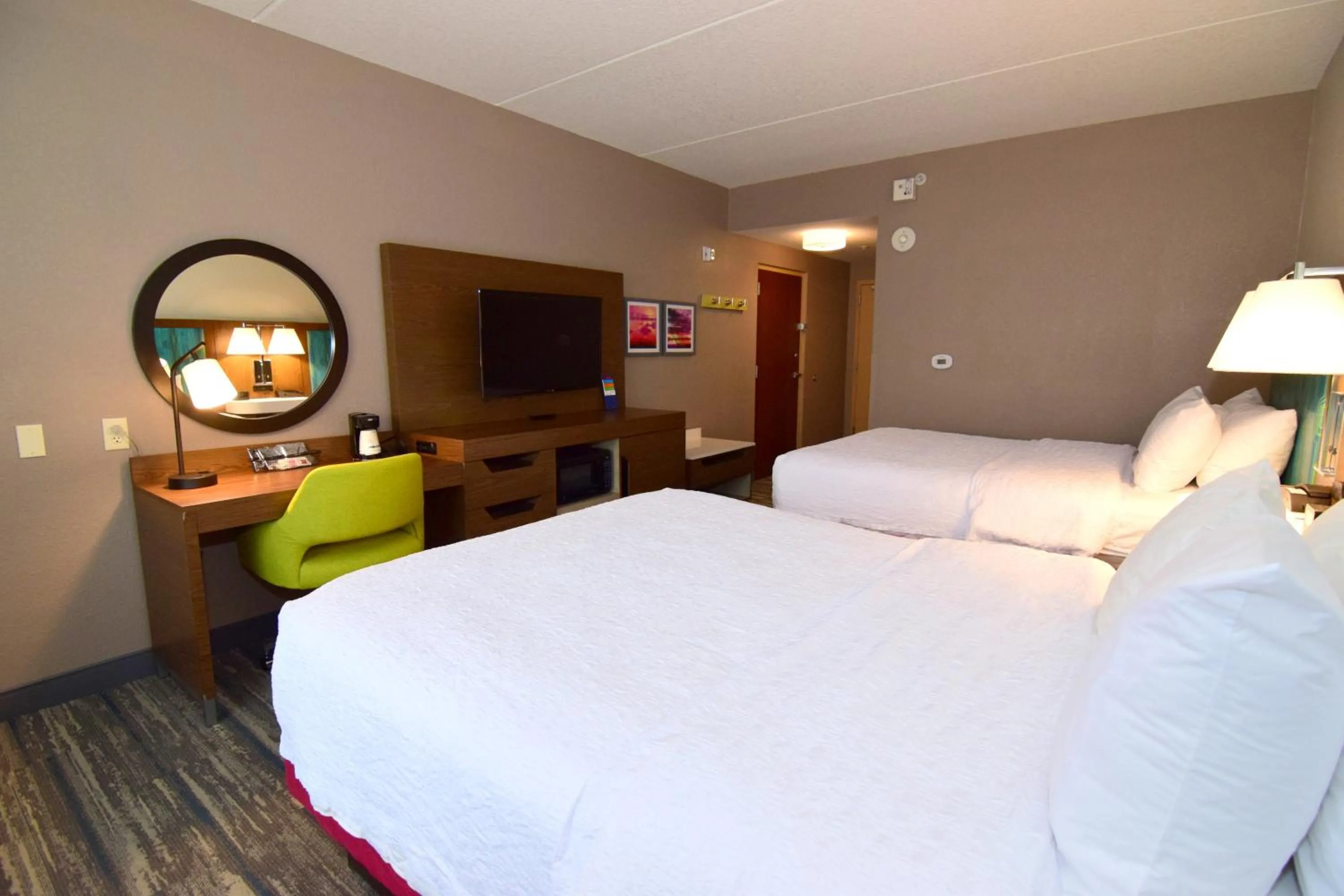 Photo of the whole room, Bed in Hampton Inn Leesburg Tavares