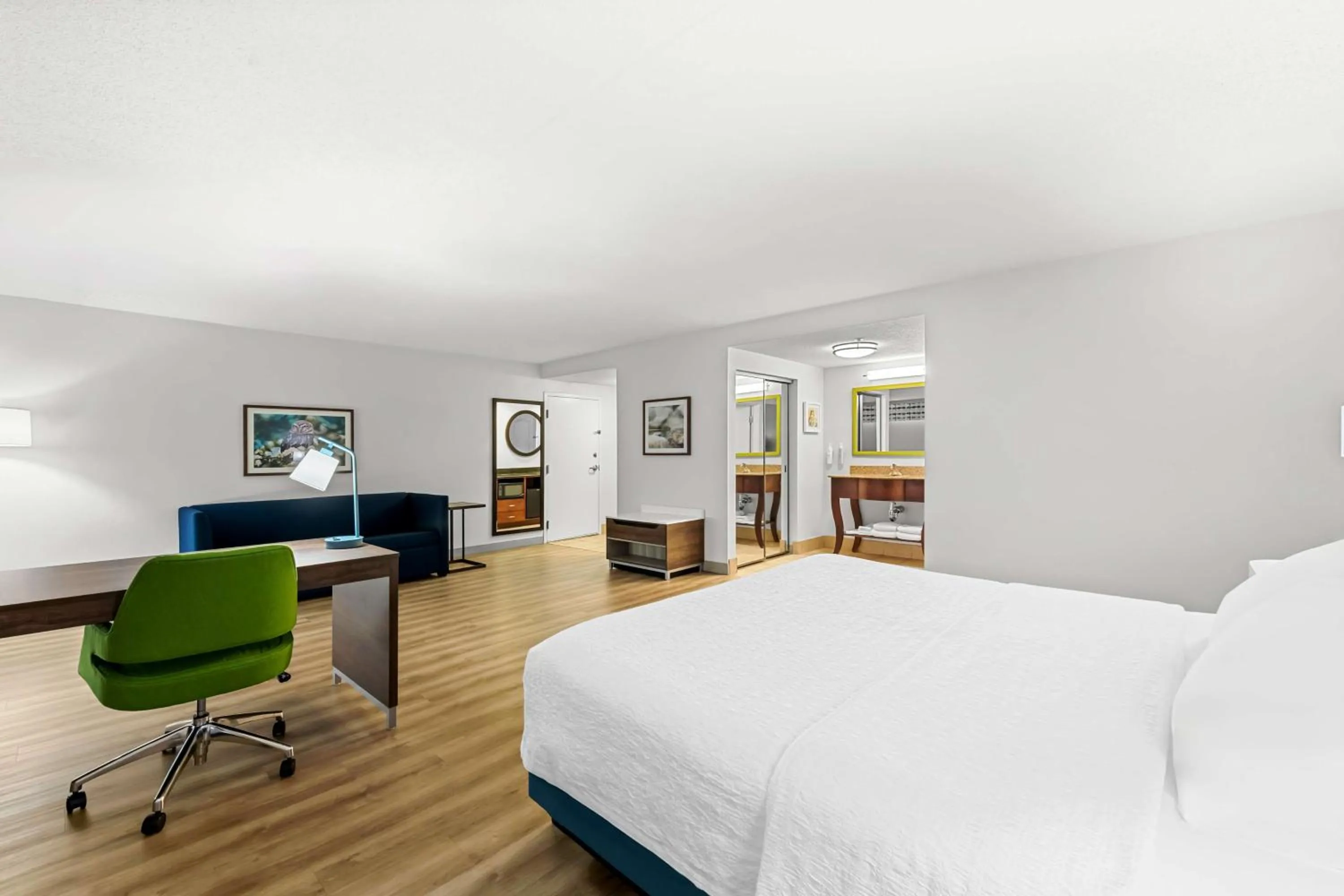 Living room, Bed in Hampton Inn Chattanooga-North