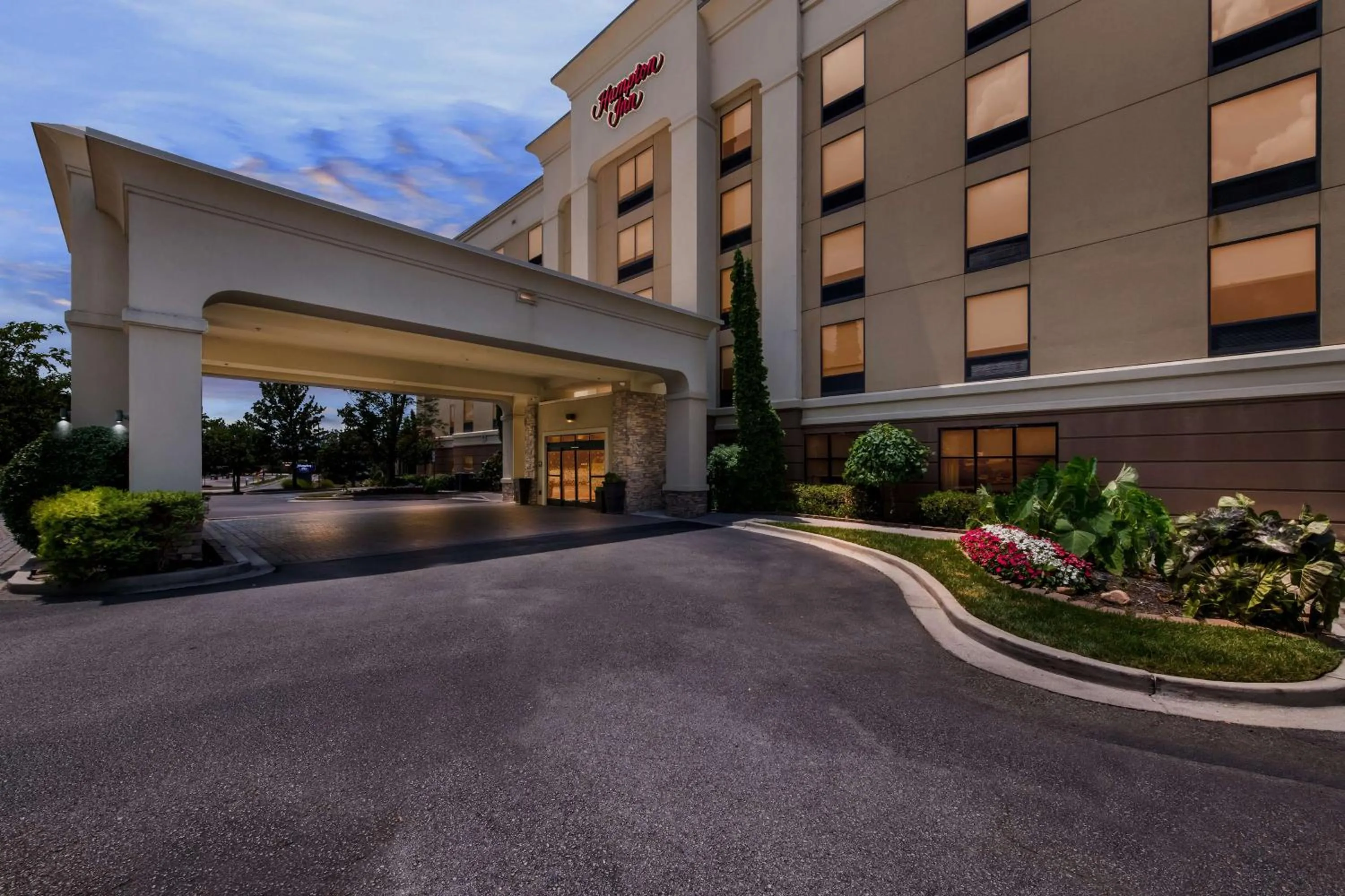 Property building in Hampton Inn Chattanooga-North